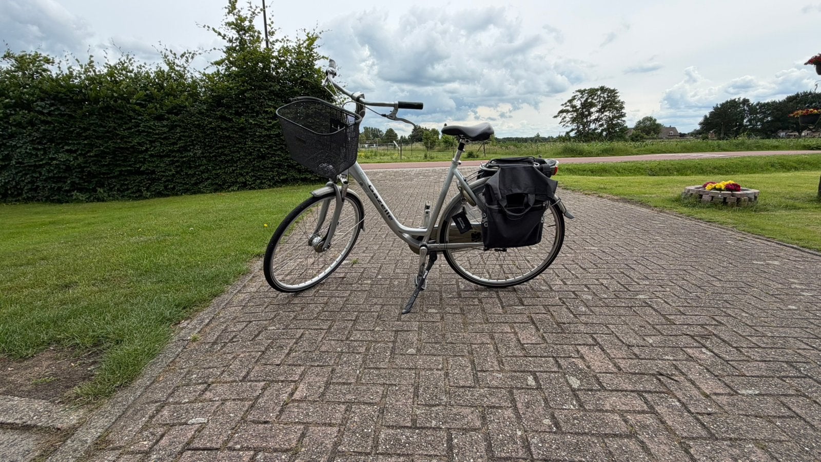Gazelle Stadsfiets met Mand en Dubbele Fietstas, Ophalen, Zo goed als nieuw, Overige typen