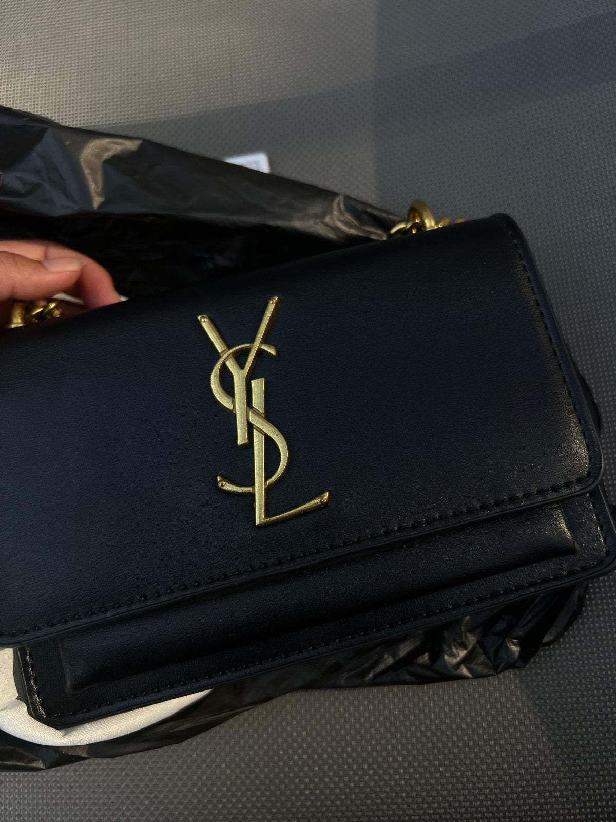 Stijlvolle Zwarte YSL Schoudertas met Gouden Details, Ophalen of Verzenden, Zo goed als nieuw, Zwart, Schoudertasje