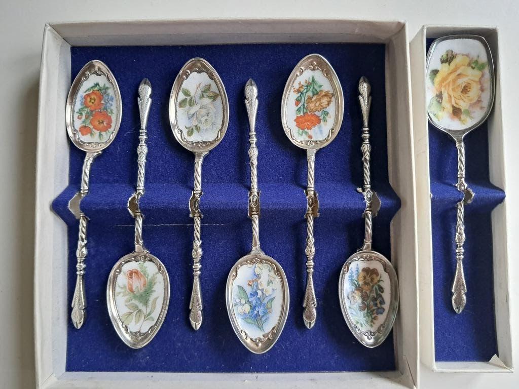 Verzilverde lepeltjes met emaille bloemen incl. suikerschep, Verzenden
