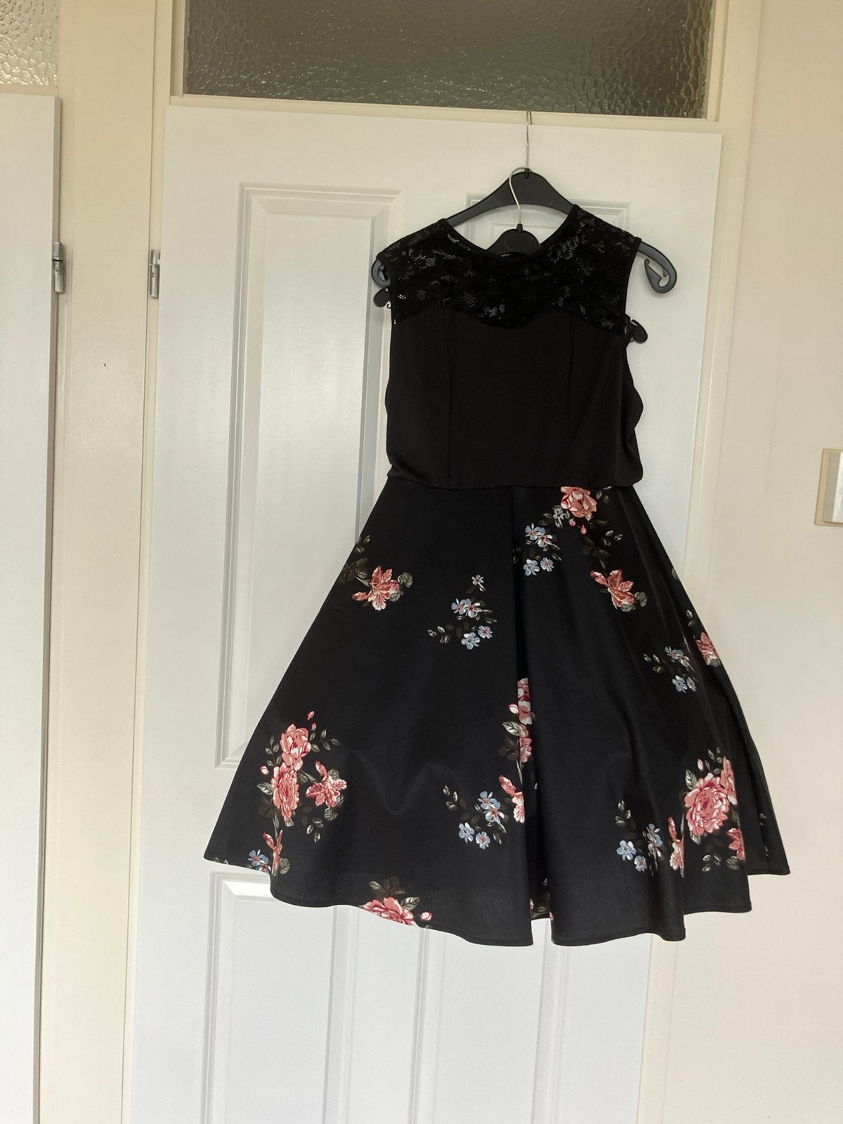 Rockandroll jurk, zwart met roze bloemen en petticoat, Ophalen, Zo goed als nieuw, Maat 42/44 (L), Zwart