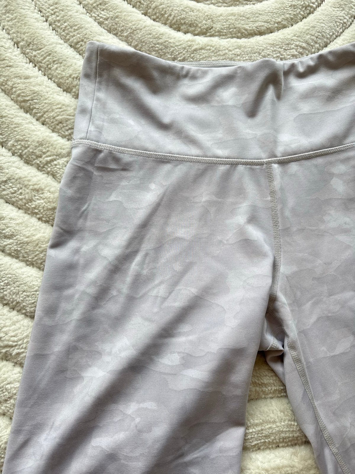 Lichtgrijze/paars sportbroek met camouflageprint, Kleding | Dames, Sportkleding, Maat 38/40 (M), Ophalen of Verzenden, Grijs, Fitness of Aerobics