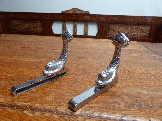 2 metalen houders voor een plankje, koi karper dolfijn