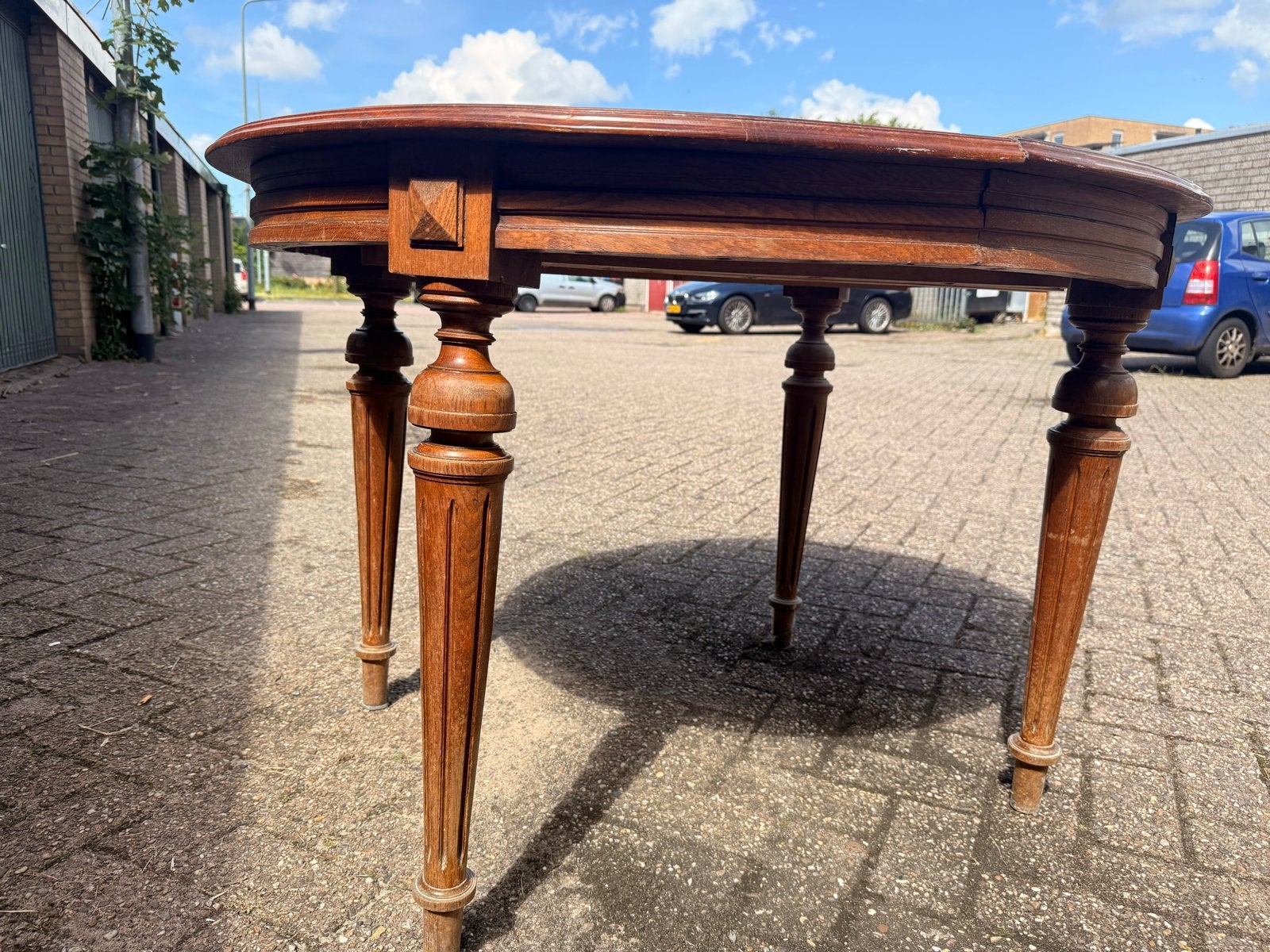Klassieke ronde uitschuifbare eettafel van massief hout, Ophalen