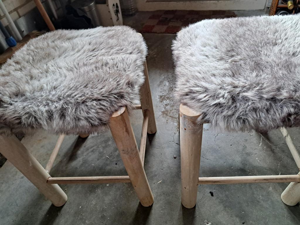 2 leuke houten krukjes, zitgedeelte bekleed met nepbont, Ophalen, Zo goed als nieuw, Hout