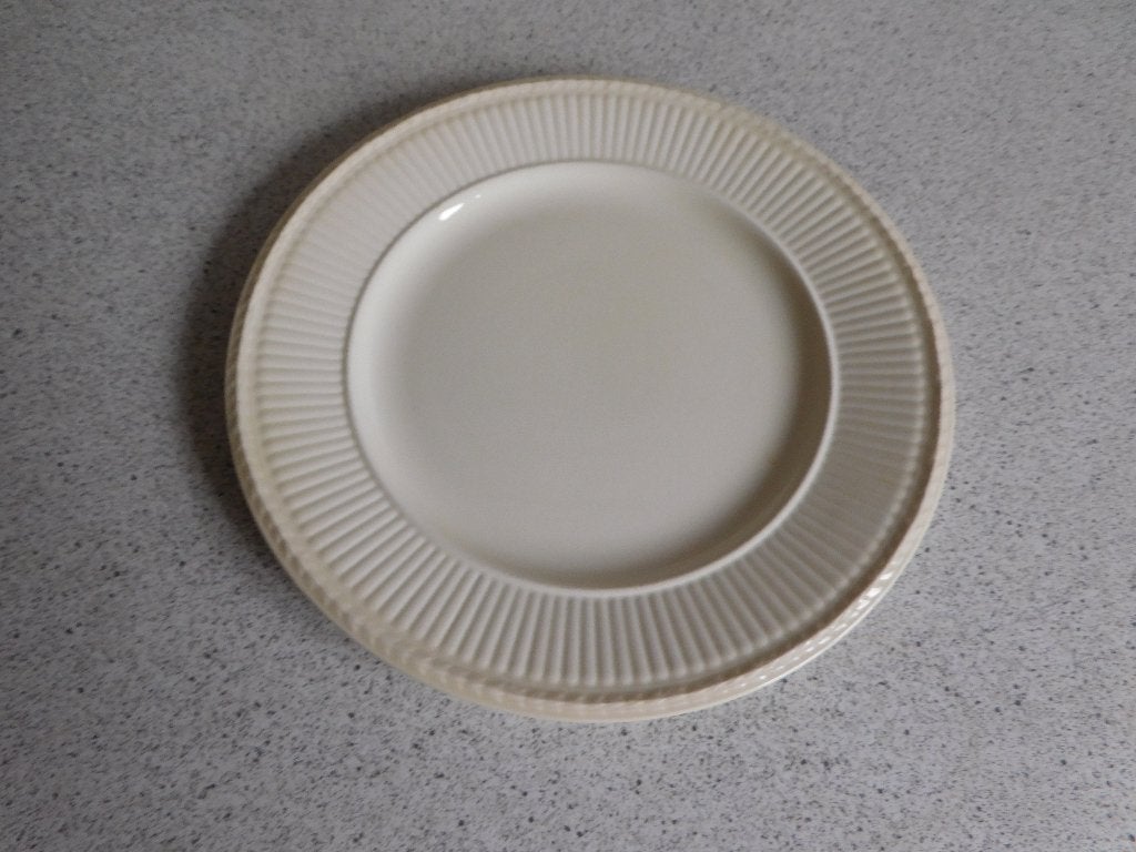 Wedgwood Edme - Bord 28 cm, Klassiek, Ophalen of Verzenden, Zo goed als nieuw, Bord(en)