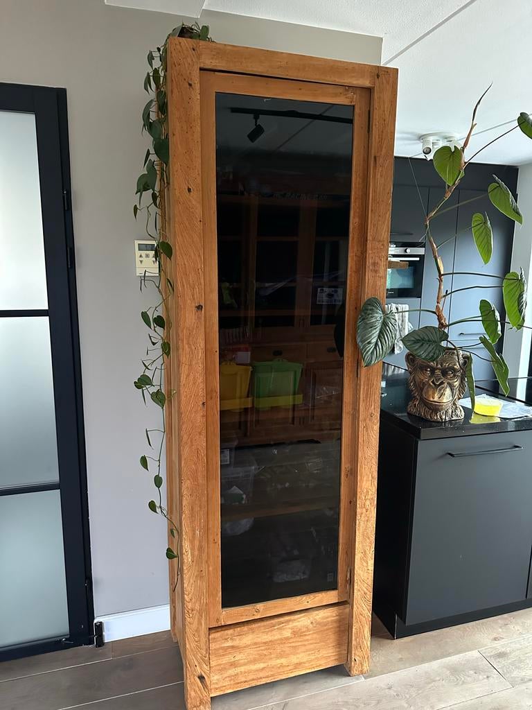 De Troubadour vitrinekast 215x70x45 - Robuust en Stijlvol, Huis en Inrichting, Kasten | Vitrinekasten, Ophalen, Gebruikt, Met deur(en)