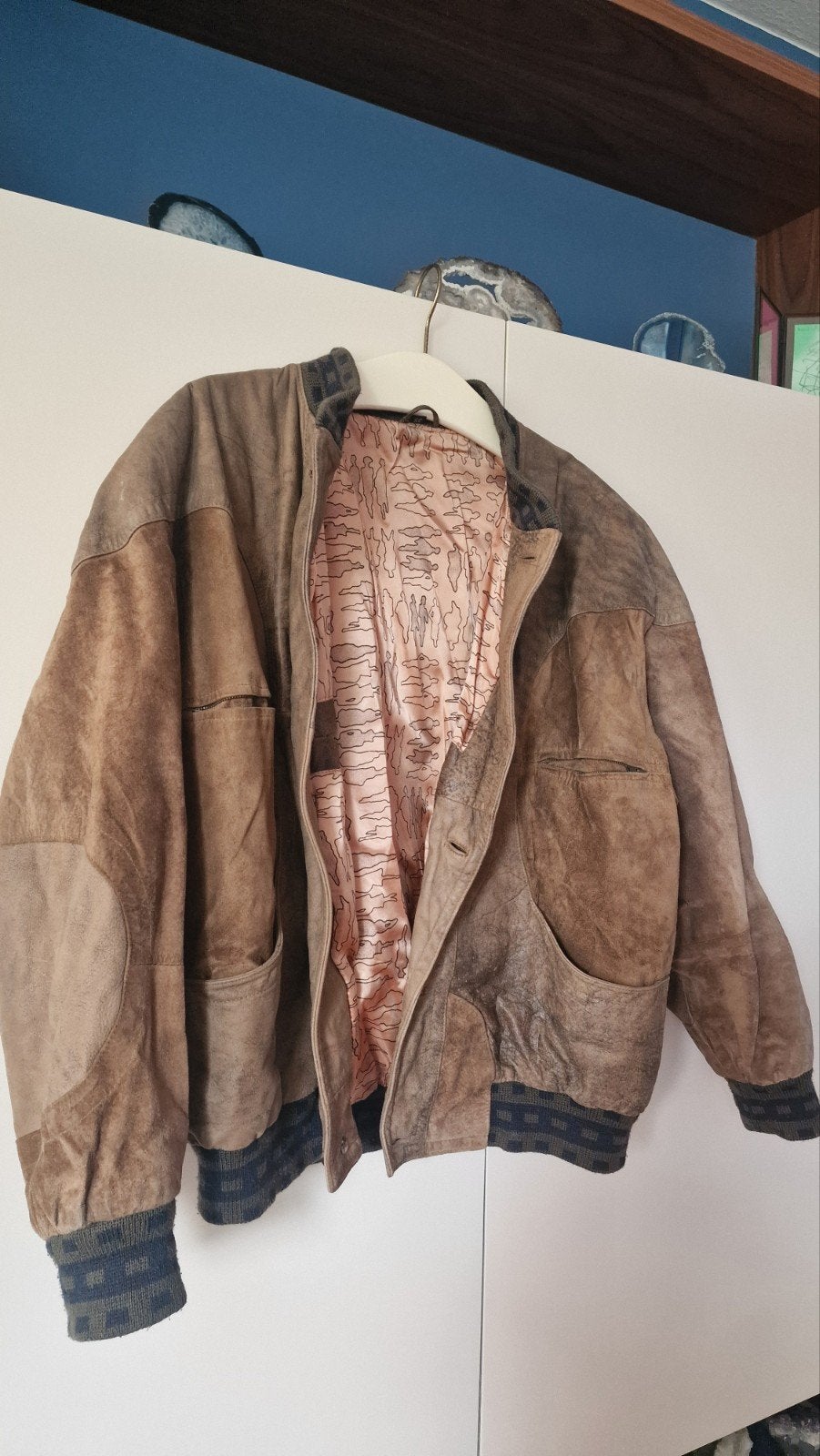 Suede jas met geborduurde opdruk. Maat 50, Ophalen of Verzenden, Maat 48/50 (M), Bruin
