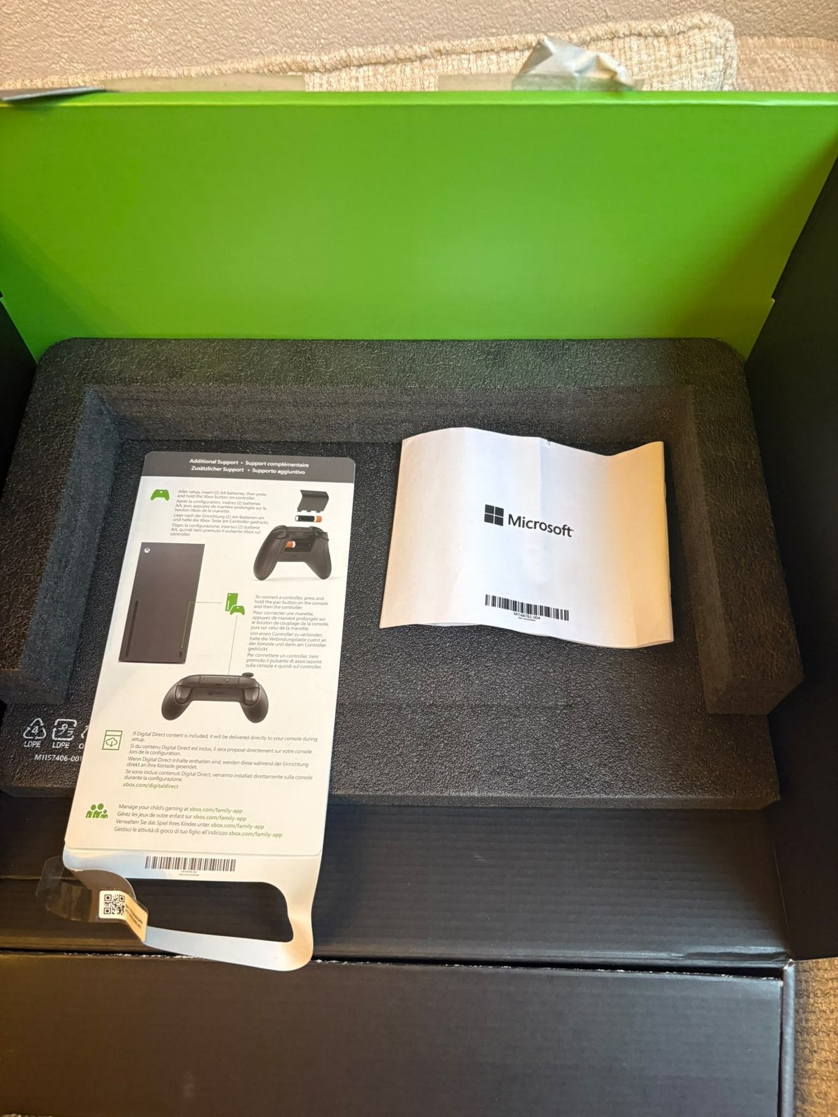 Foto 3 van Xbox series x console met 2 controllers