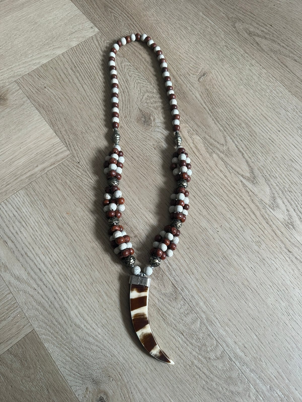 Houten kralen ketting met hoorn hanger, Gebruikt, Bruin, Ophalen of Verzenden, Overige materialen