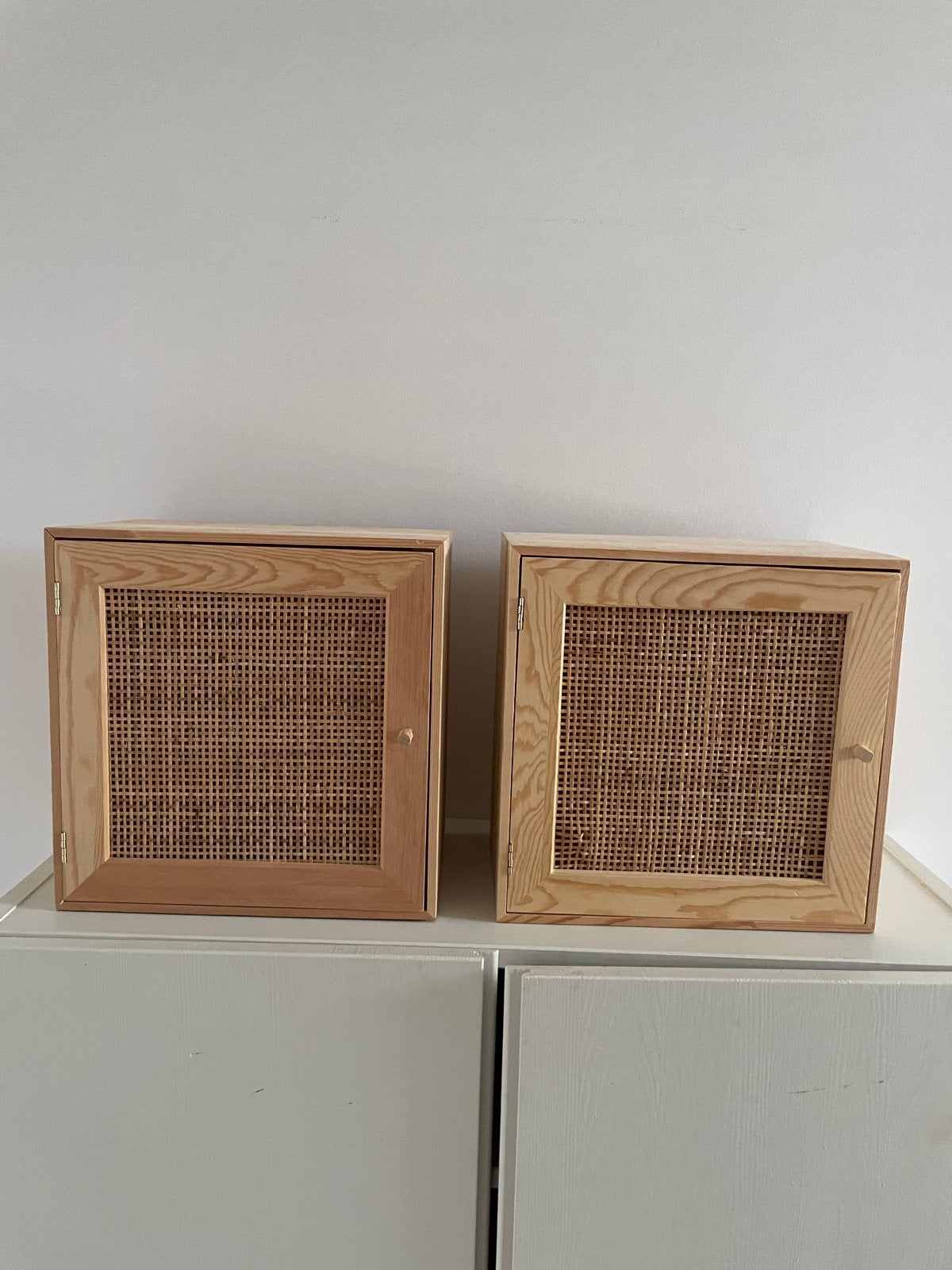 2x Grenen en rotan wandkastjes van Søstrene Grene, Ophalen, Zo goed als nieuw