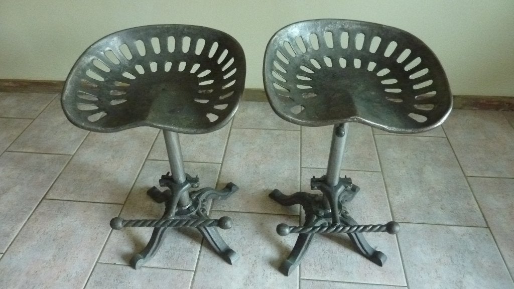 Twee vintage metalen barkrukken met tractor zitting, Ophalen, In hoogte verstelbaar, 60 tot 90 cm, Zo goed als nieuw
