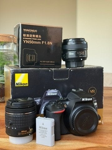 Nikon D5600 + 18-55mm VR + 50mm f/1.8 | Met dozen, Ophalen, Spiegelreflex, Bluetooth, Zo goed als nieuw