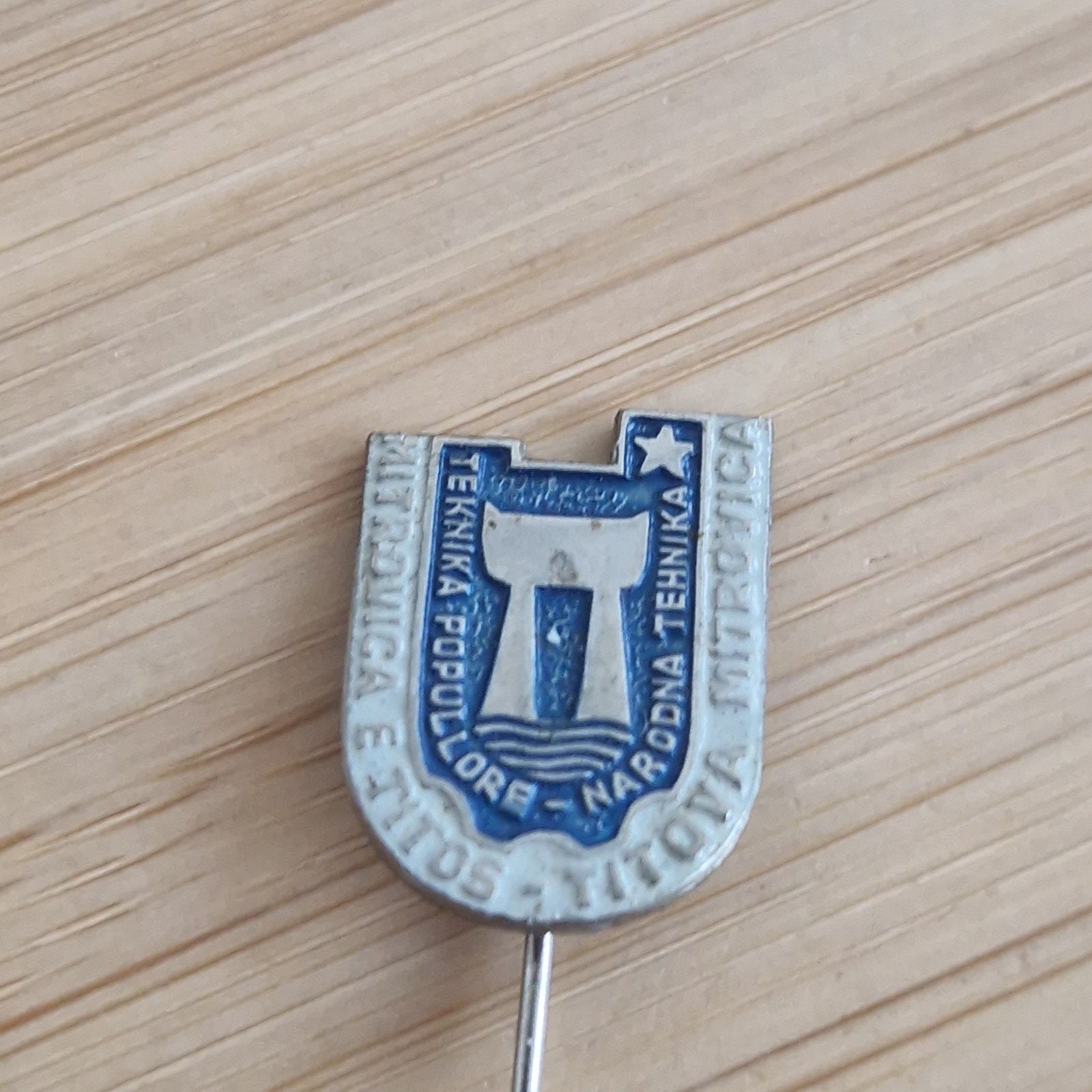 Speldje Mitrovica, Verzamelen, Speldjes, Pins en Buttons, Ophalen of Verzenden, Zo goed als nieuw, Merk