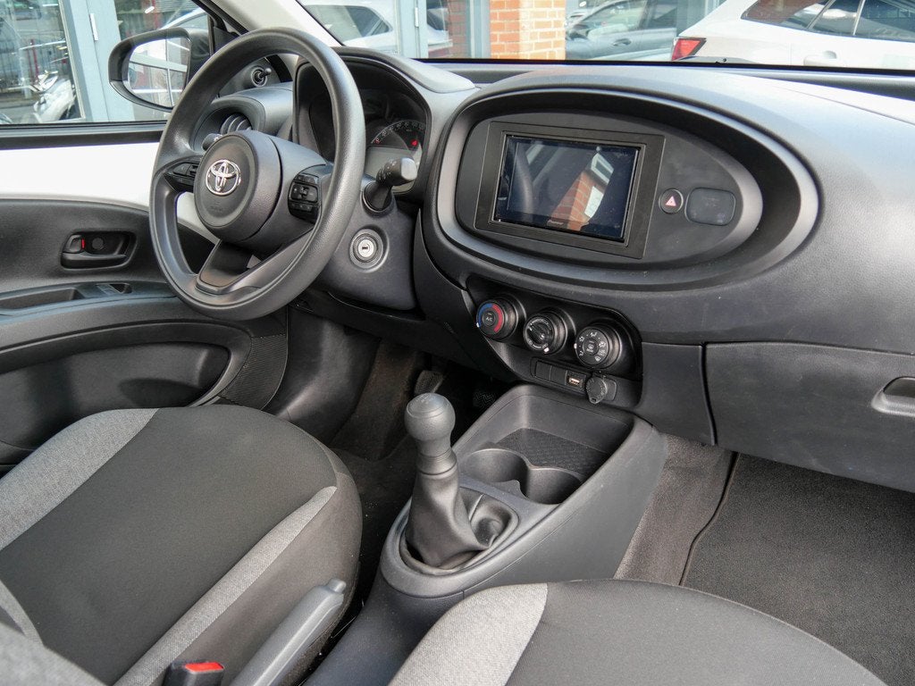 Toyota Aygo X 1.0 VVT-i MT | CRUISE CONTROL | CARPLAY |, 12 maanden, Stof, Gebruikt, 4 stoelen