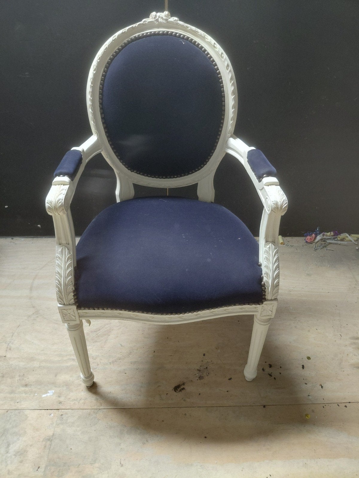 Elegante Louis XVI fauteuil met blauw fluweel, Antiek en Kunst, Antiek | Meubels | Stoelen en Banken, Ophalen