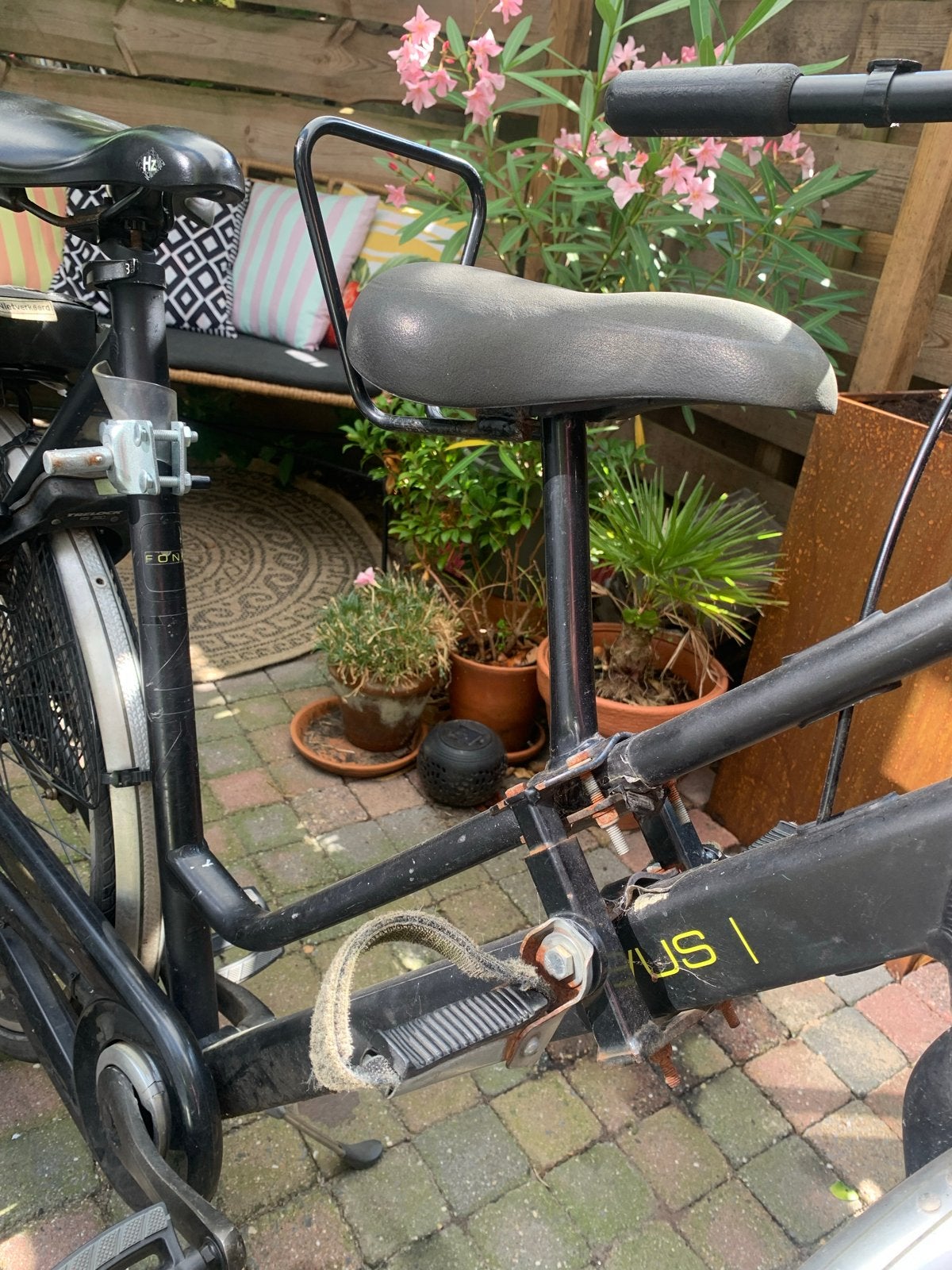 Gebruikt fietsstoeltje voor voorop (met voetsteuntjes), Fietsen en Brommers, Ophalen, 22 t/m 36 kg, Voorzitje, Gebruikt