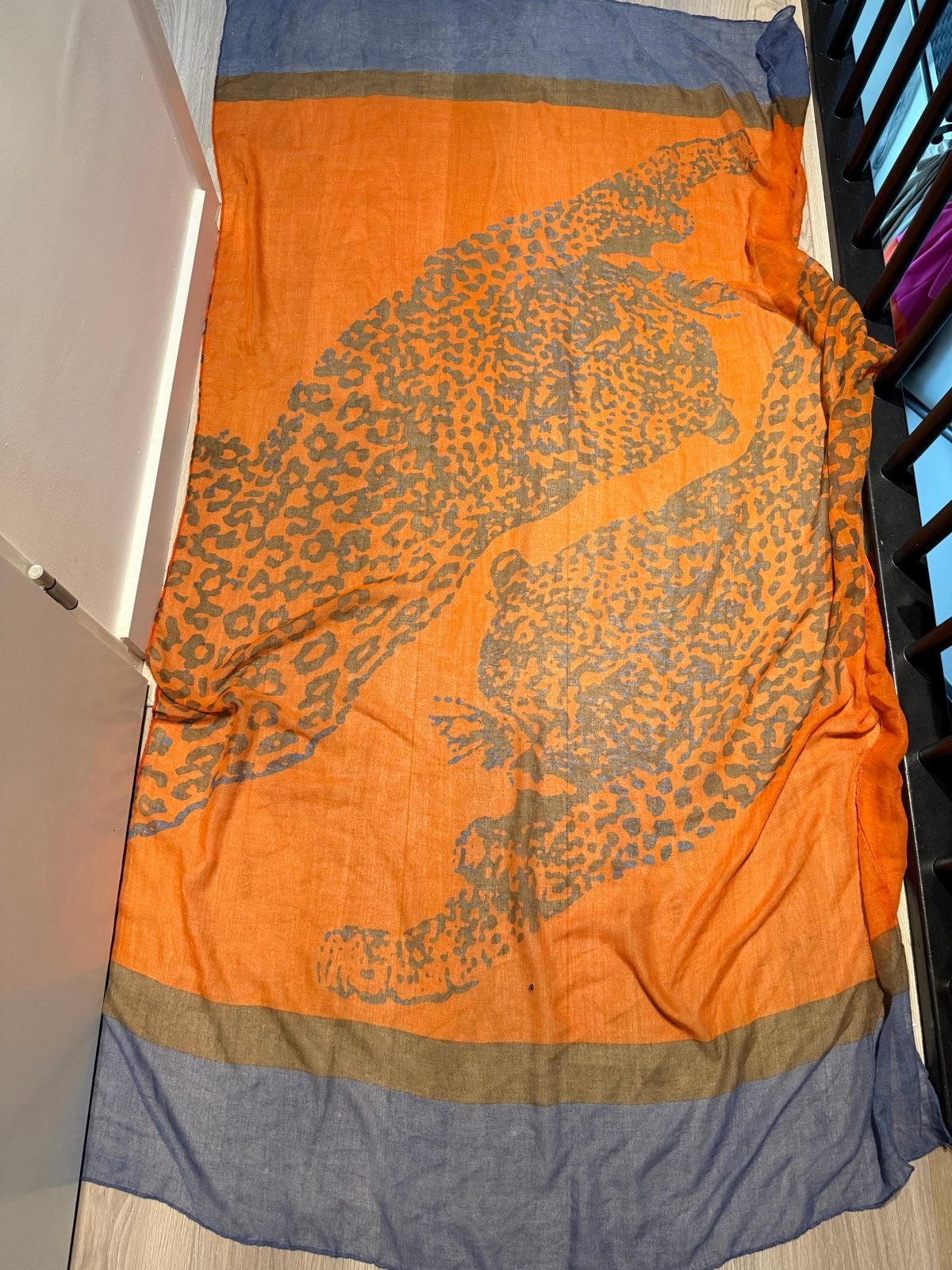 Oranje sjaal met luipaardprint pareo, Ophalen of Verzenden, Gedragen, Maat 46/48 (XL) of groter, Sjaal