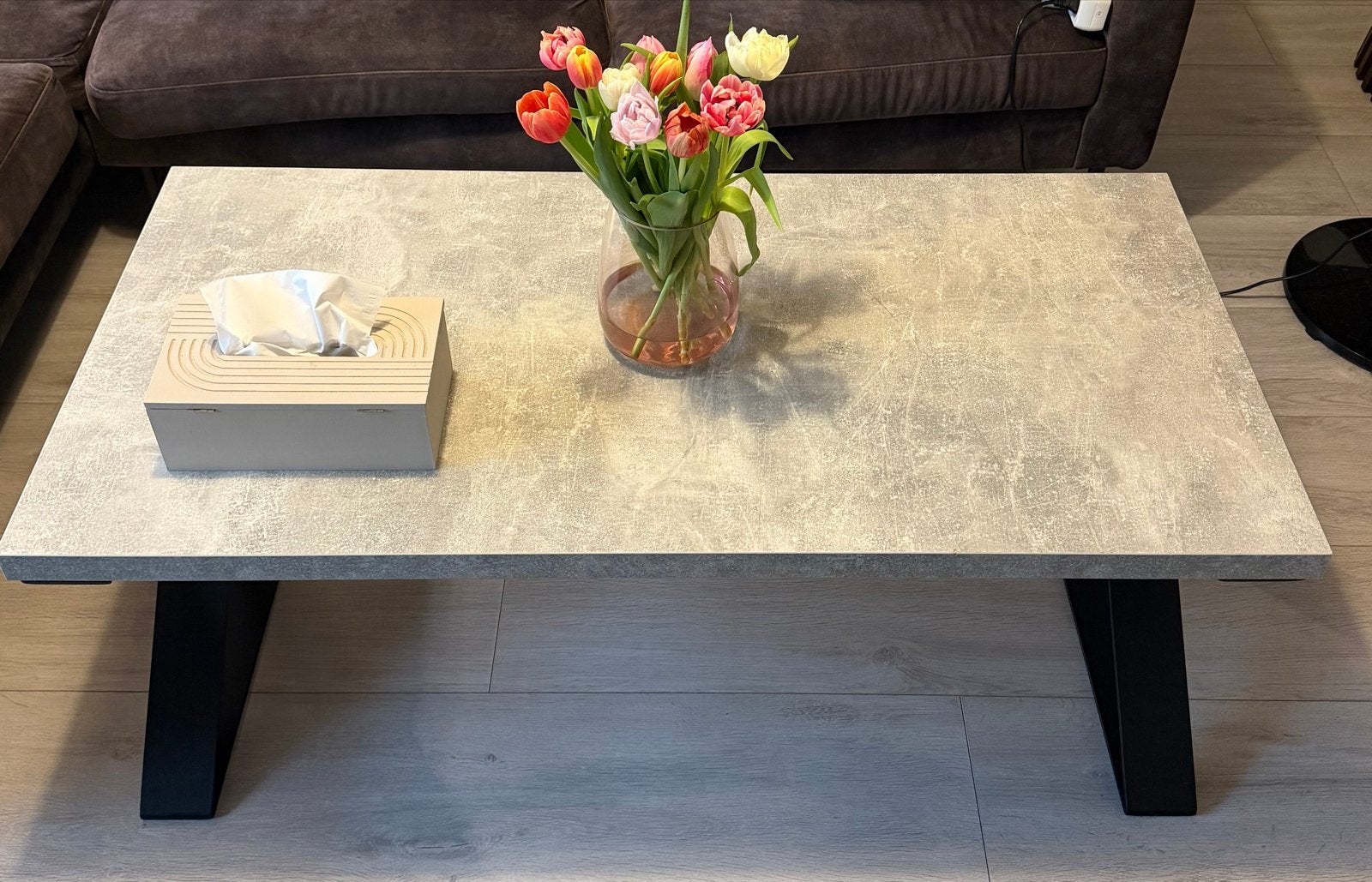 Lichtgrijze salontafel met zwarte poten, Huis en Inrichting, Ophalen, Gebruikt, Rechthoekig, Metaal