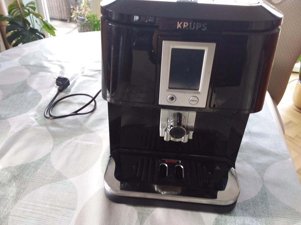 Krups koffiemachine - lekt aan onderkant, Ophalen, Gebruikt, Koffiemachine, Koffiebonen