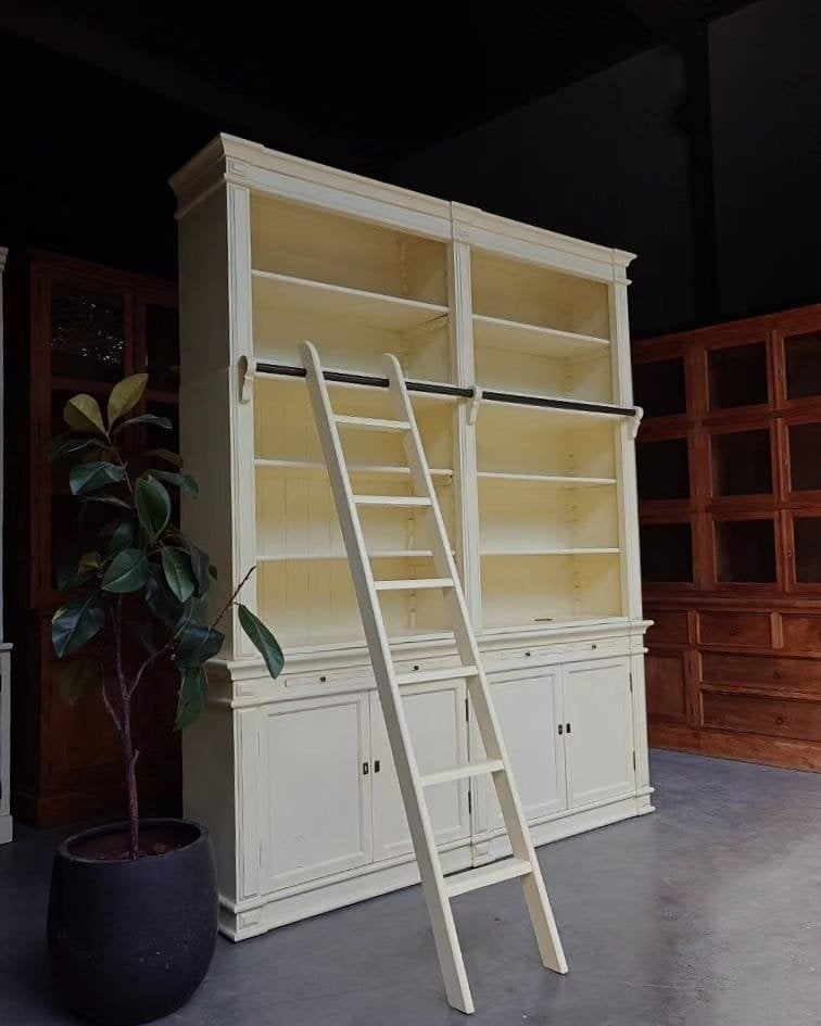 Hoge witte boekenkast | Bibliotheekkast  met ladder #0942, Metaal, Gebruikt, Met deur(en), -
