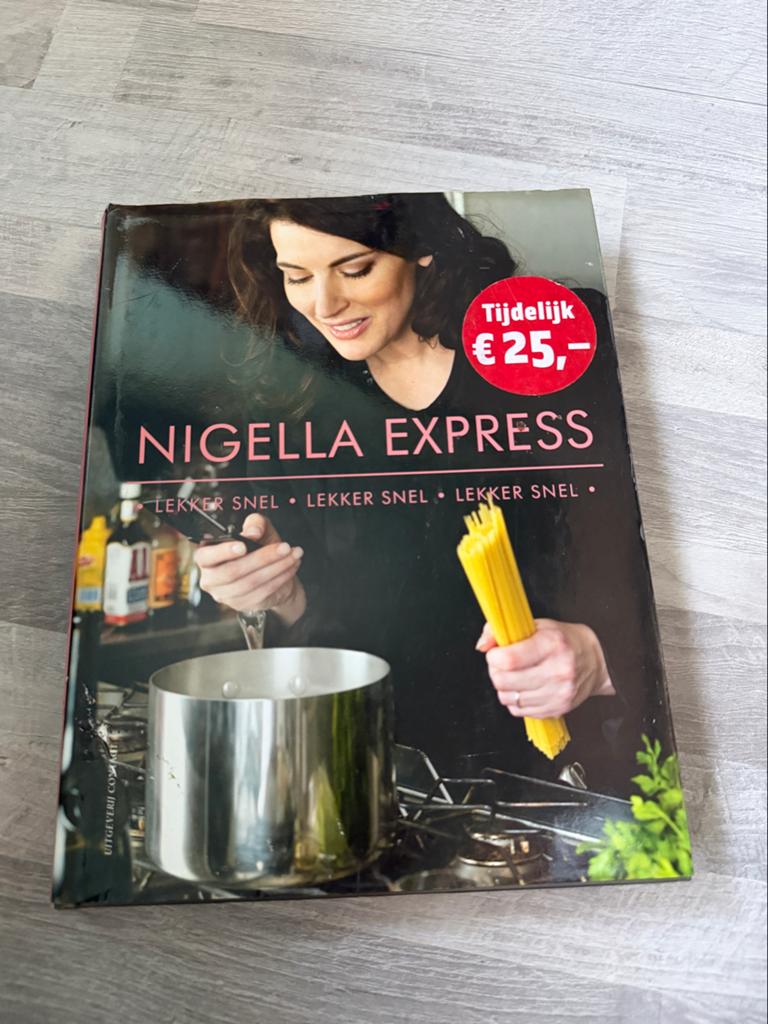 Nigella Express Kookboek - Lekker Snel Recepten, Boeken, Ophalen of Verzenden, Gelezen, Europa, Hoofdgerechten