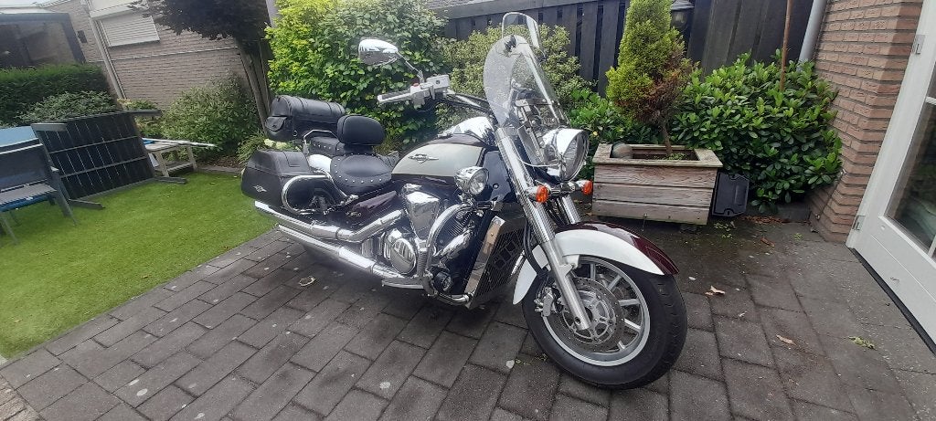Suzuki Intruder C1800R – Cherry Red/Pearl White – Topstaat, Motoren, Cardan-aandrijving, 4 cilinders, Gebruikt, Particulier