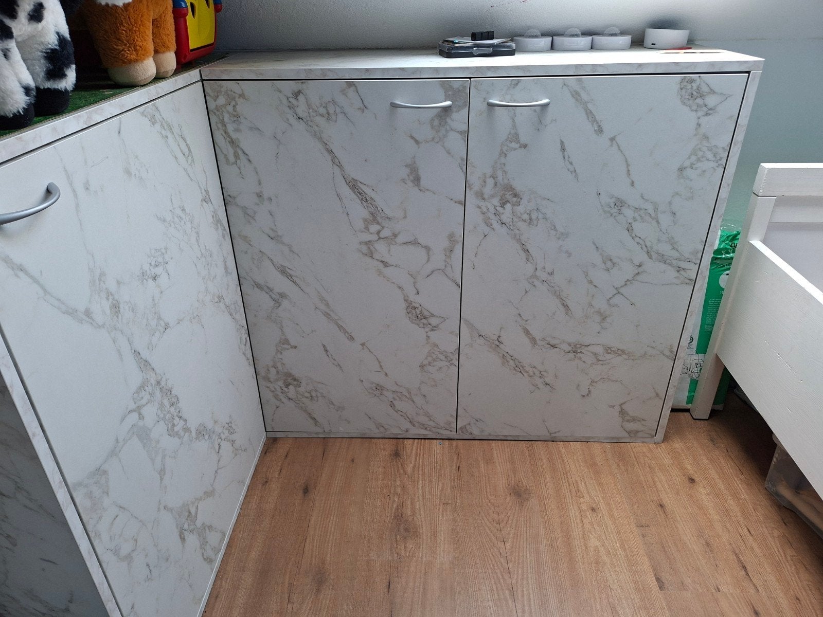 Op maat gemaakte kast met marmerlook, Ophalen, Met deur(en), 100 tot 150 cm, Zo goed als nieuw