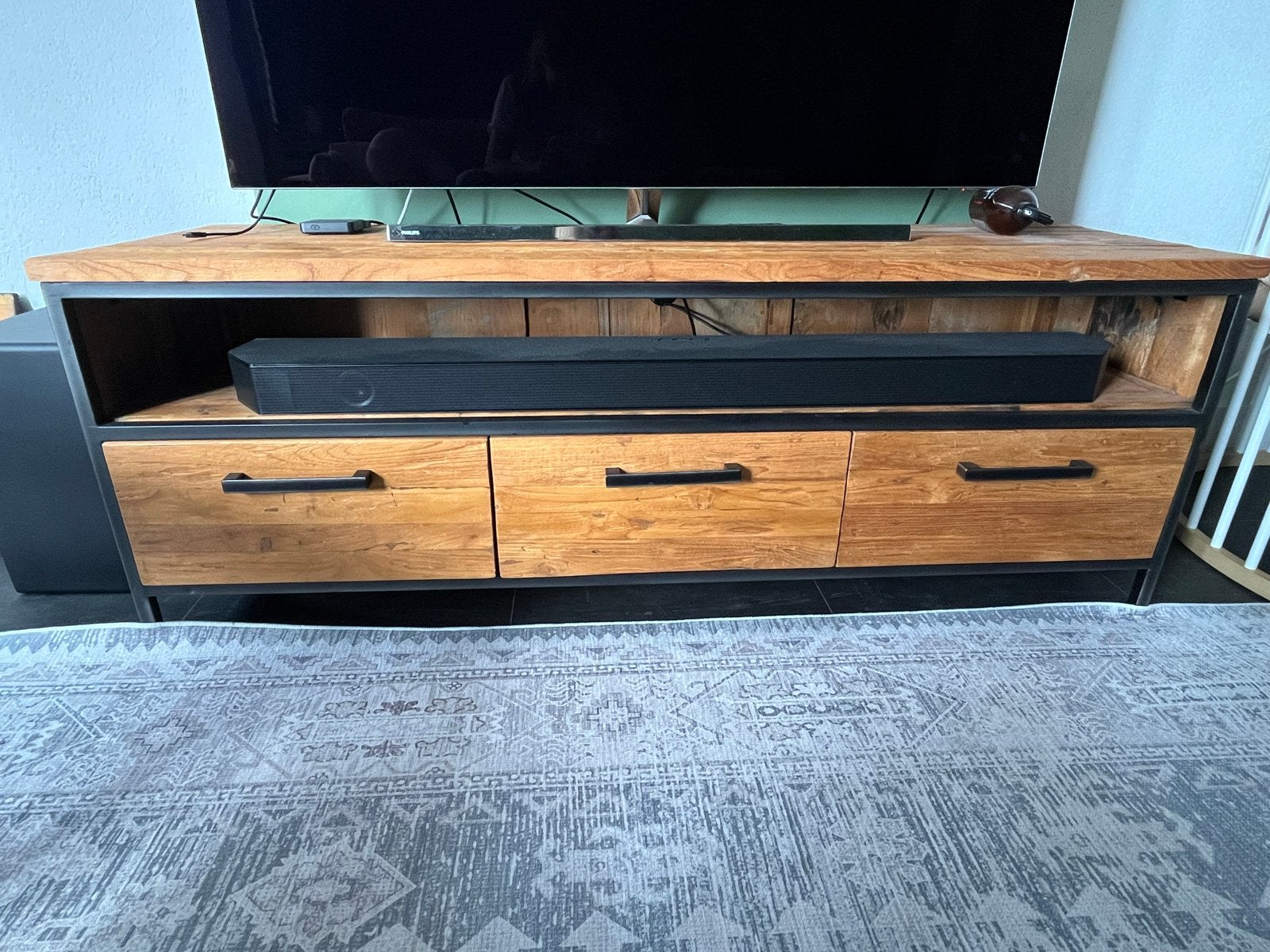 Robuust TV-meubel van hout en metaal, Ophalen, Gebruikt, 100 tot 150 cm, Minder dan 100 cm