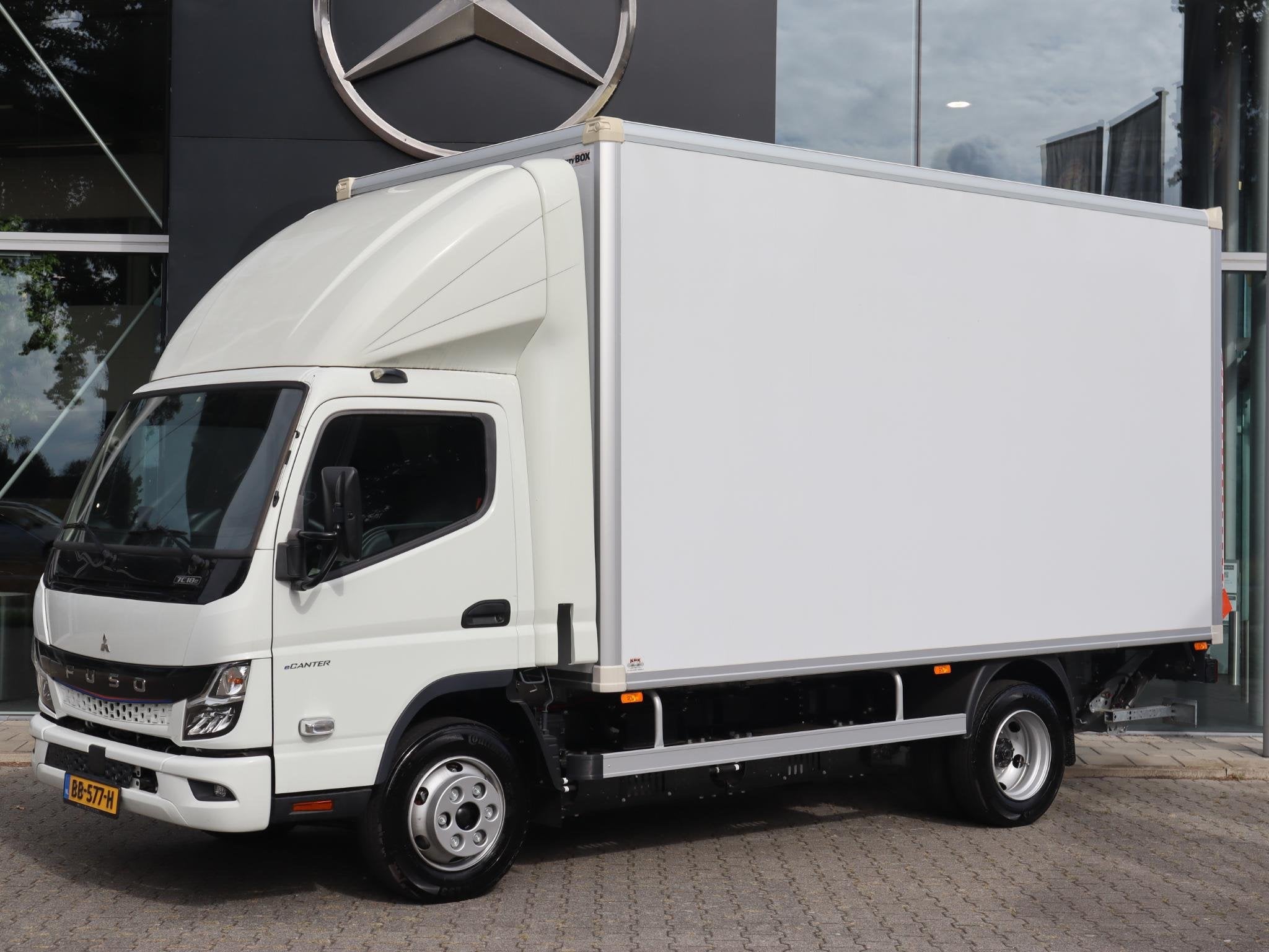 Fuso Ecanter eCanter 7C18e 340 4X2 7,5t LAADBAK/LAADKLEP, 12 maanden, Stof, Zwart, Wit