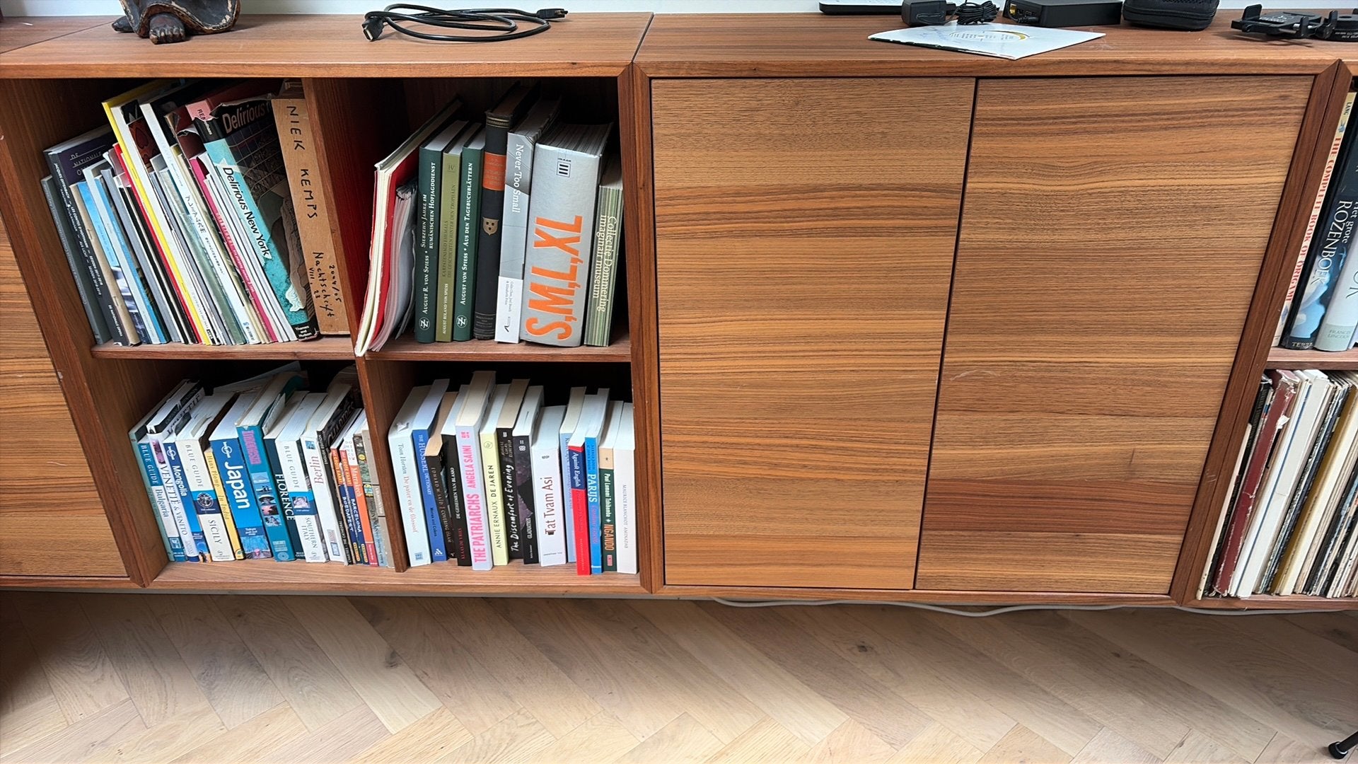Gezocht!!! Bolia Case modules Walnoot 35 cm diep, Huis en Inrichting, Ophalen, Zo goed als nieuw, 25 tot 50 cm