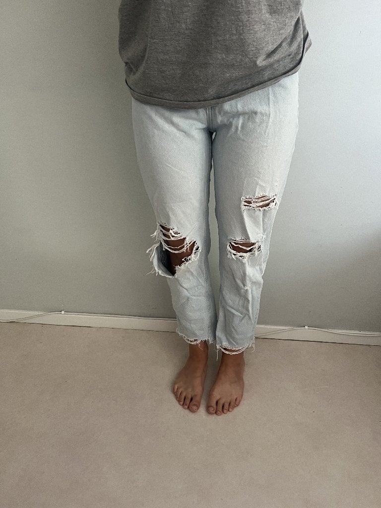 Lichtblauwe Bershka Mom jeans met scheuren maat 36, Blauw, W28 - W29 (confectie 36), Gedragen, Bershka