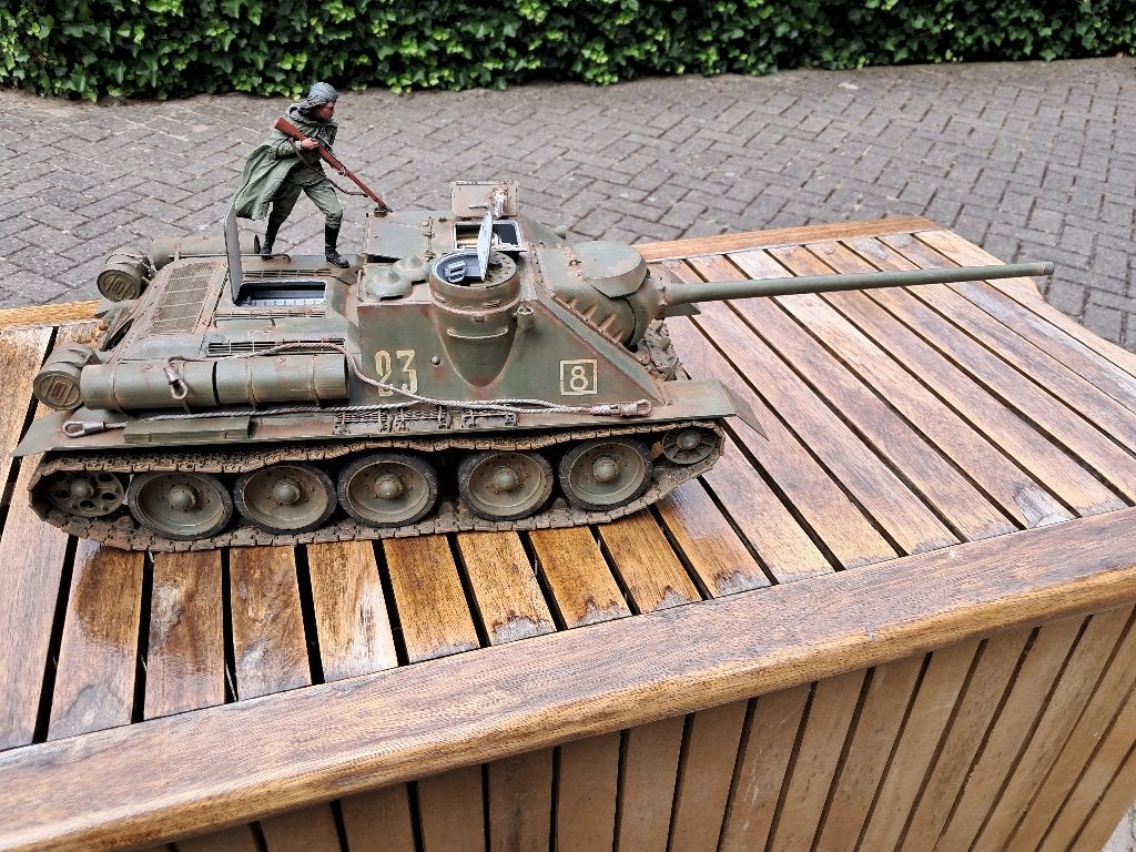 TRUMPETER 1/16 SOVJET SU-100 TANK DESTROYER INCL. SNIPER., Hobby en Vrije tijd, Modelbouw | Figuren en Diorama's, Ophalen of Verzenden