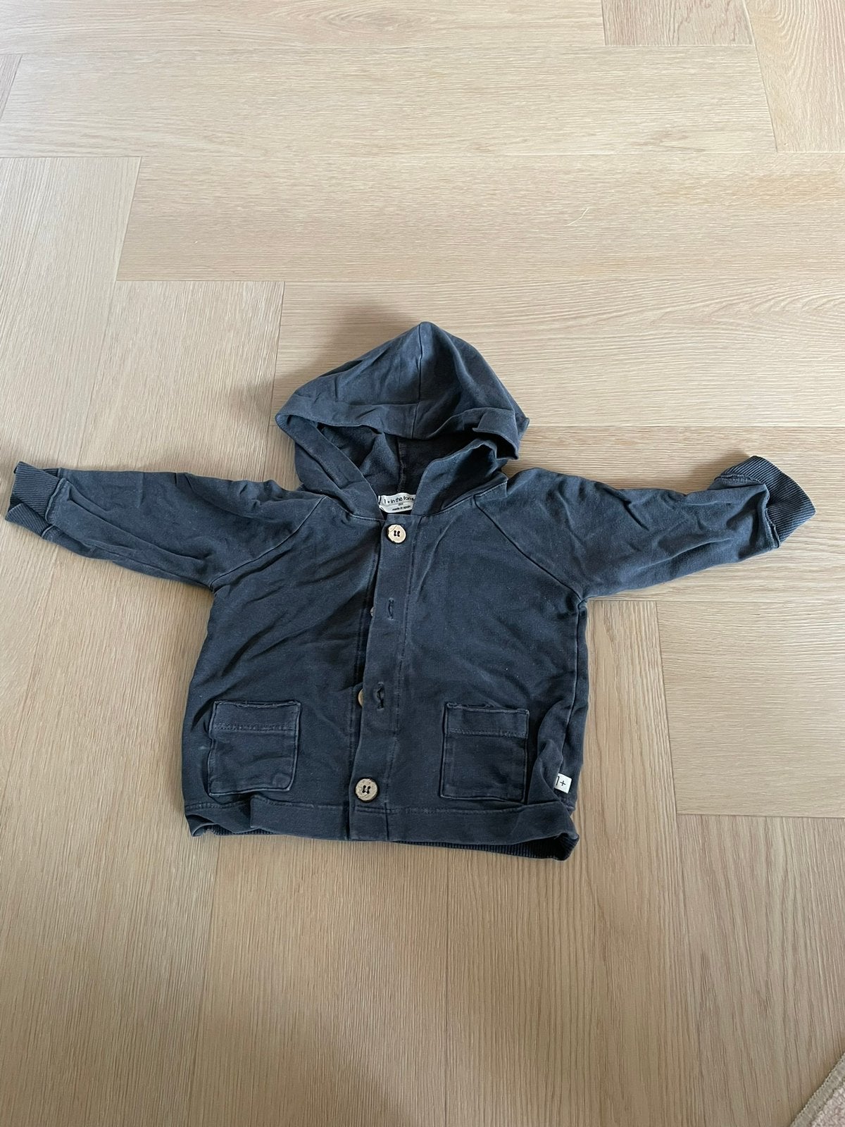Donkergrijze hoodie met knopen voor baby's, Ophalen of Verzenden, Zo goed als nieuw, Jongetje of Meisje