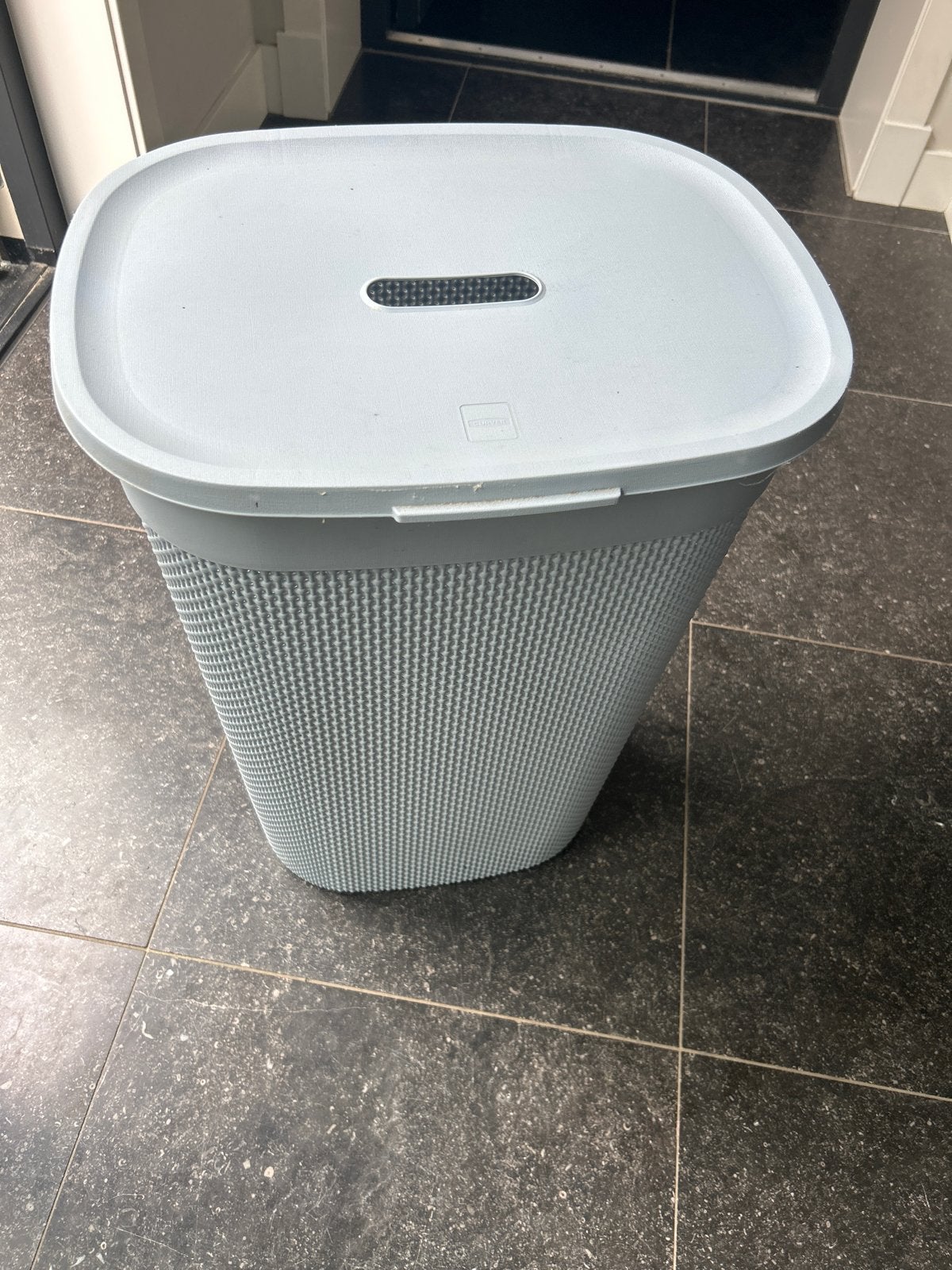 Hoge Curver wasmand met deksel - Lichtblauw, Witgoed en Apparatuur, Ophalen of Verzenden, Gebruikt, 1200 tot 1600 toeren, Minder dan 85 cm