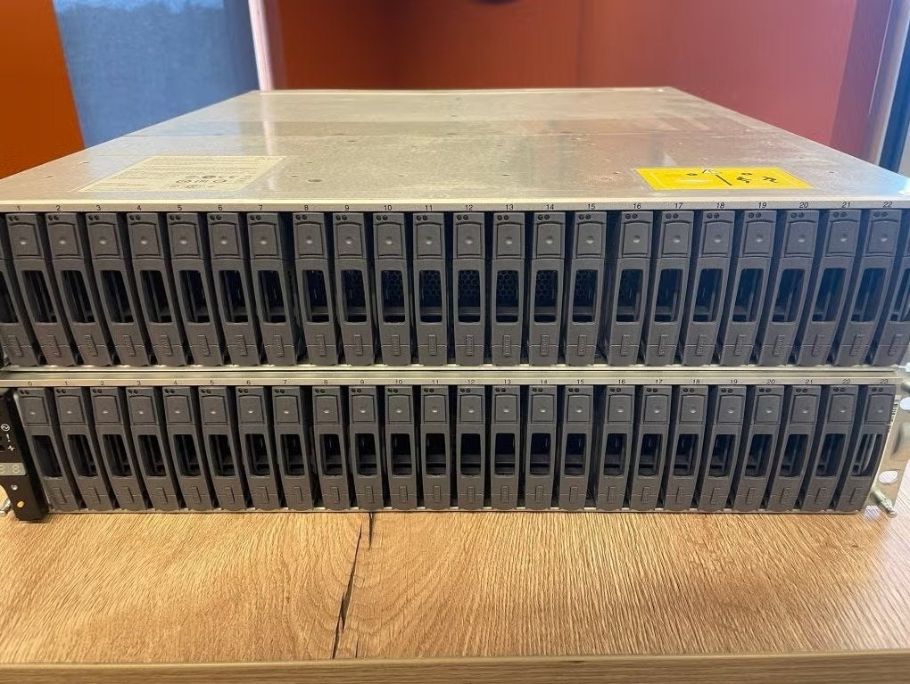2 x NetApp NAJ‑1001 disk shelf 24-bay (48 disks totaal), Computers en Software, NAS, Ophalen, Gebruikt