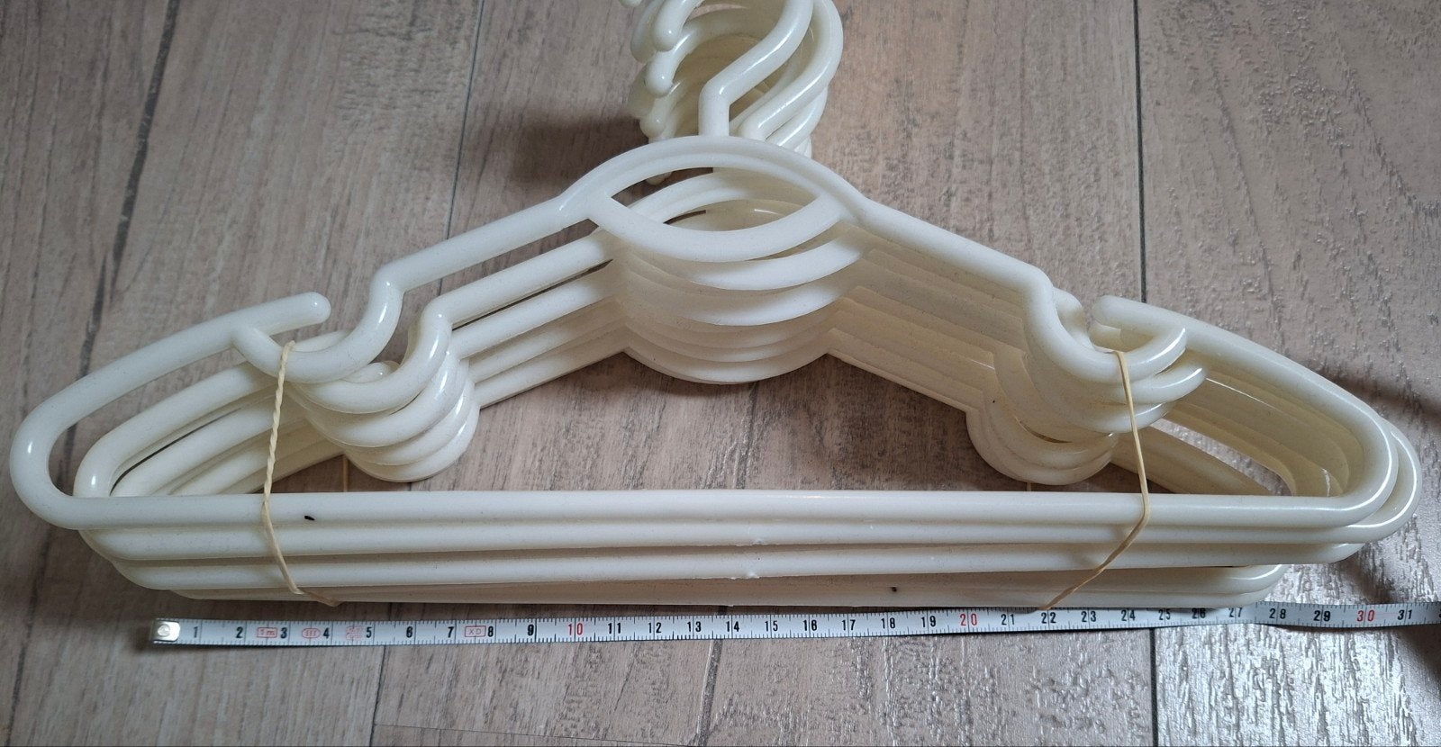29 plastic kinderkleding hangers, Ophalen of Verzenden, Zo goed als nieuw, Overige typen