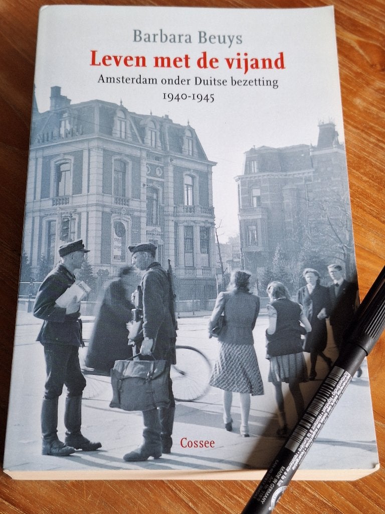 Leven met de vijand: Amsterdam onder Duitse bezetting, Tweede Wereldoorlog, Ophalen of Verzenden, Zo goed als nieuw, Barbara Beuys