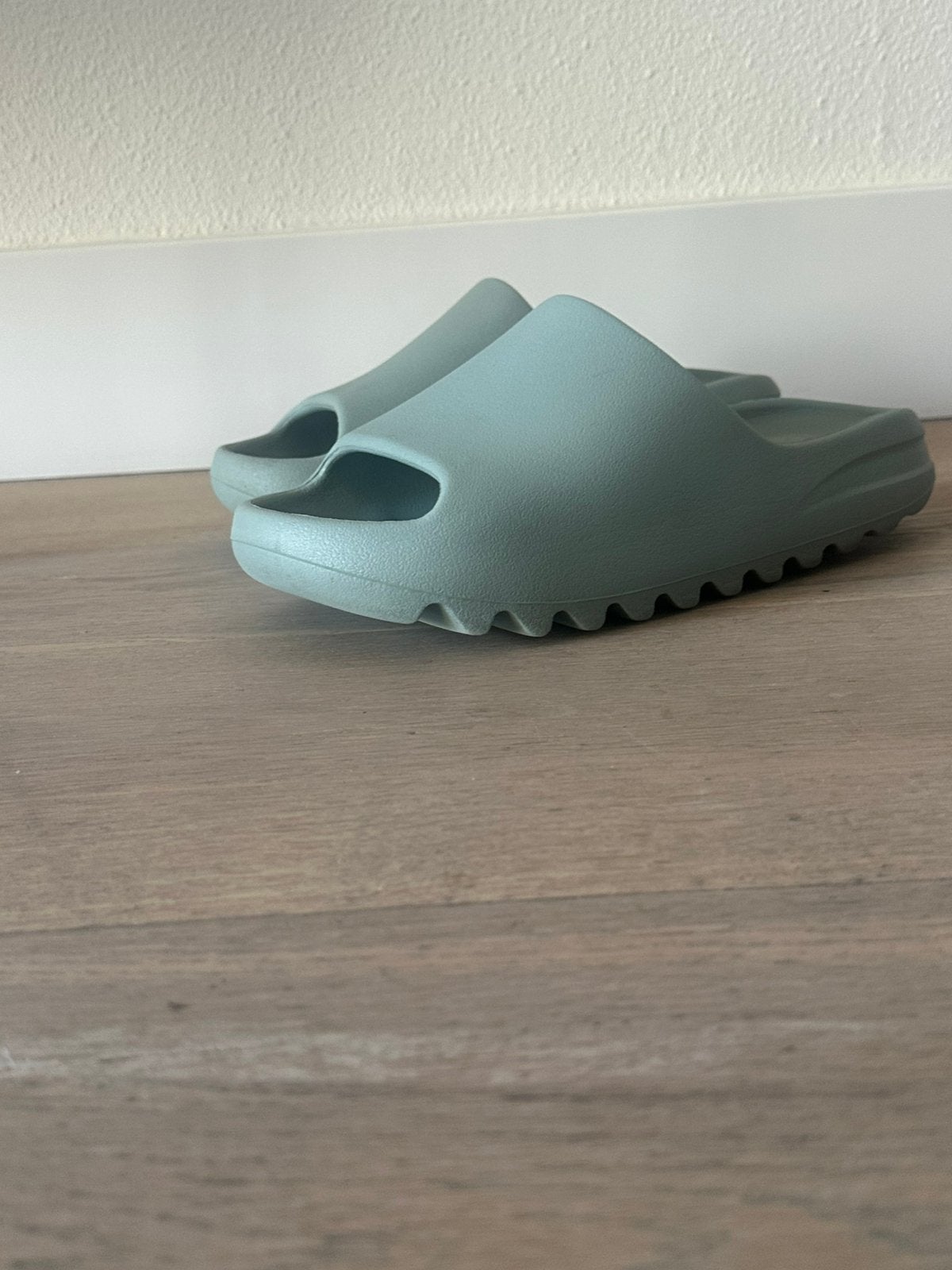 Yeezy slides Salt, Kleding | Heren, Schoenen, Ophalen of Verzenden, Zo goed als nieuw, Zwart