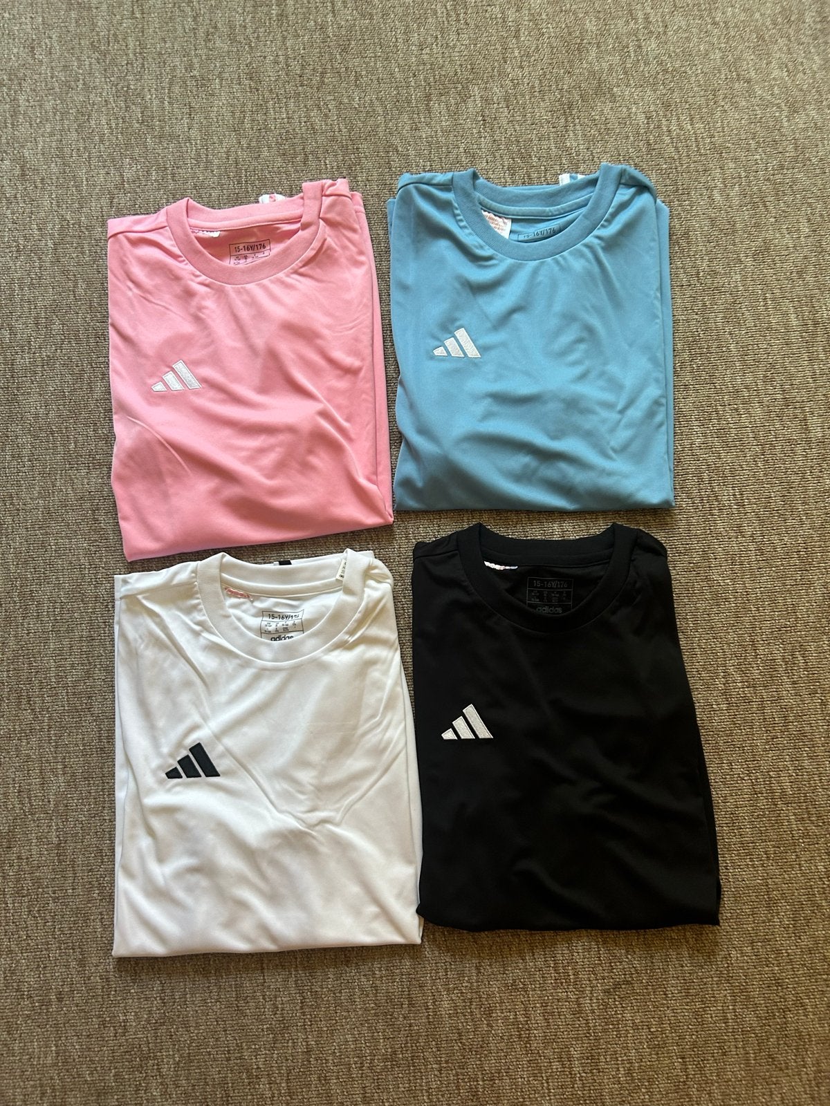 Nieuw 4-delig Adidas shirt pakket maat 176, Ophalen of Verzenden, Nieuw, Jongen of Meisje, Sport- of Zwemkleding