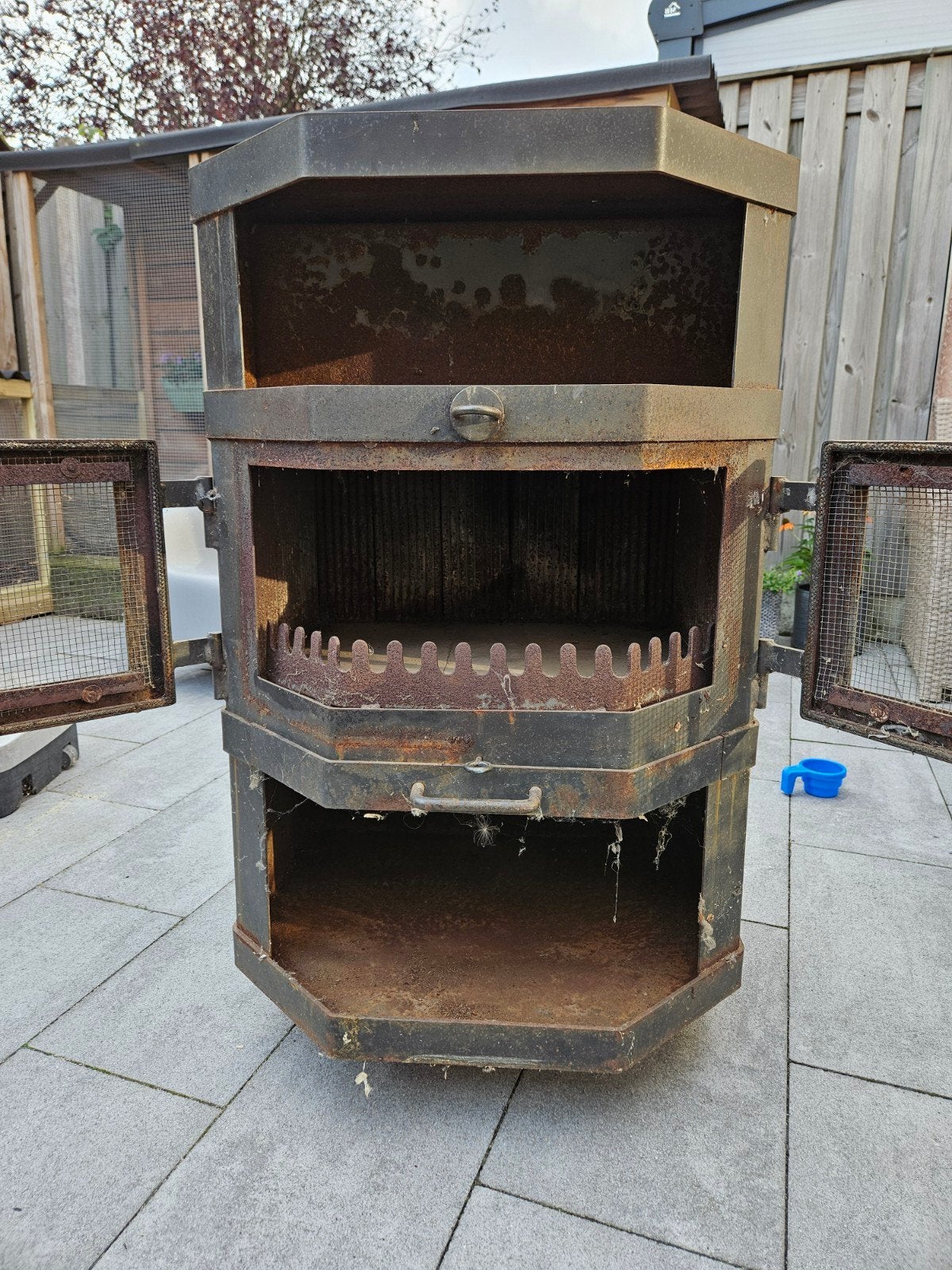 Oude robuuste houtkachel met kachelpijp, Ophalen of Verzenden