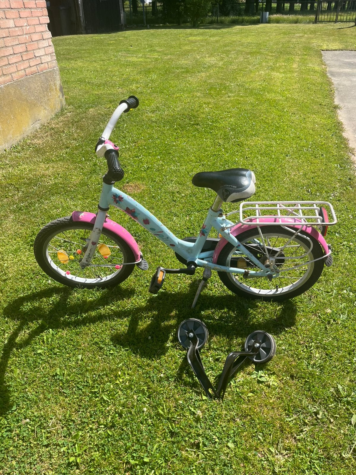Alpina fiets met zijwieltjes, Fietsen en Brommers, Fietsen | Kinderfietsjes, Terugtraprem, Zijwieltjes, Gebruikt, Ophalen of Verzenden