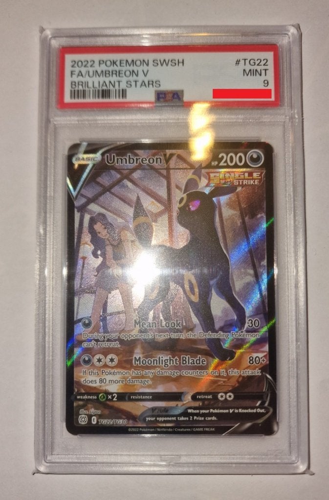 PSA 9 Umbreon V (BRS TG22, Pokémon, Graded Slab), Ophalen of Verzenden, Zo goed als nieuw, Losse kaart, Foil