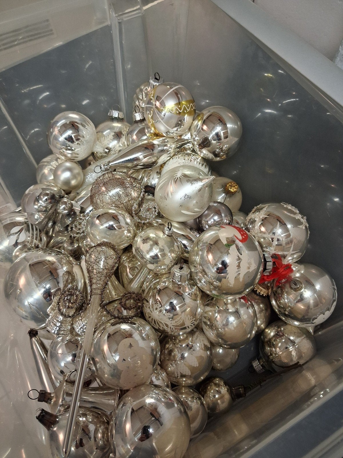 doos met zilver glazen kerstballen en piek, Ophalen