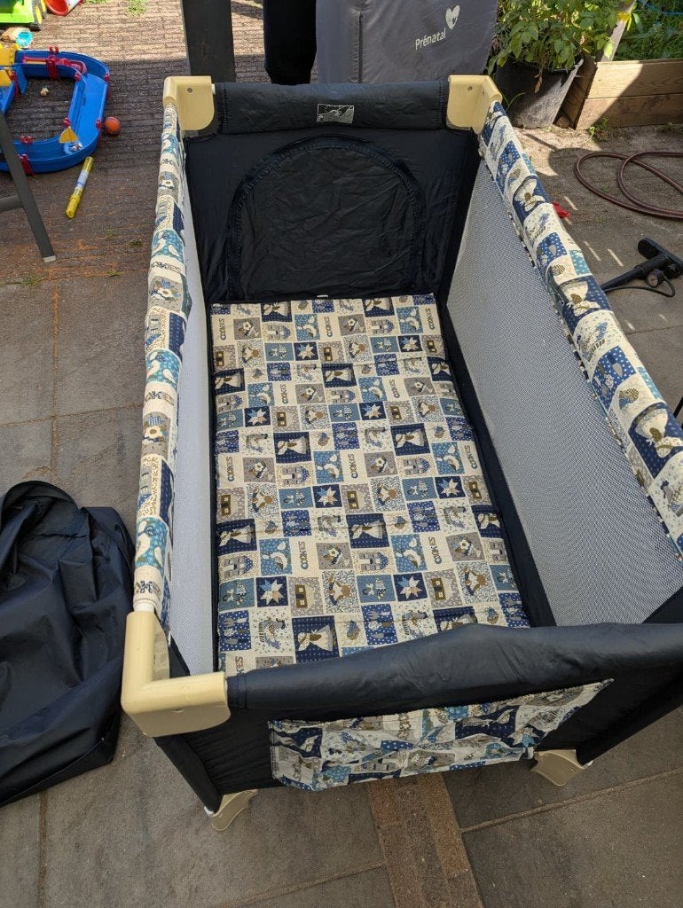 Campingbedje + matrasje, Ophalen, Gebruikt, Reisbedje