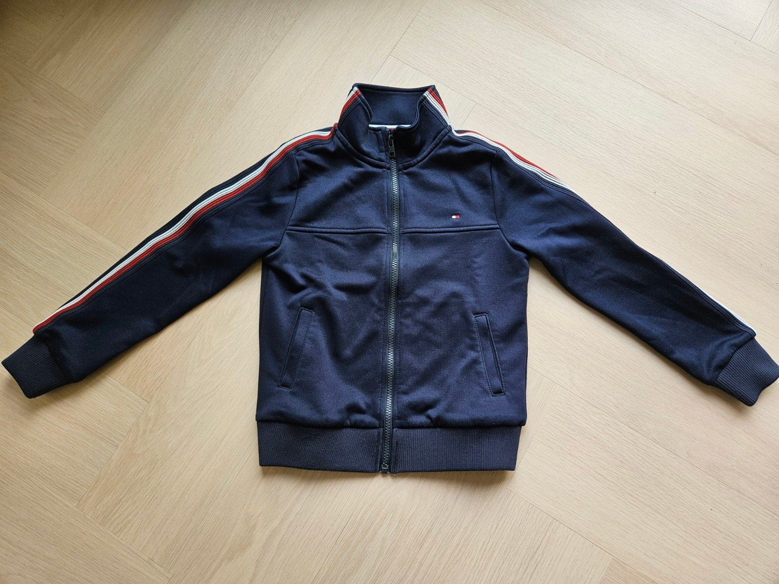 Mooi donkerblauw vest van Tommy Hilfiger, maat 128, Kinderen en Baby's, Ophalen of Verzenden, Zo goed als nieuw, Jongen, Trui of Vest