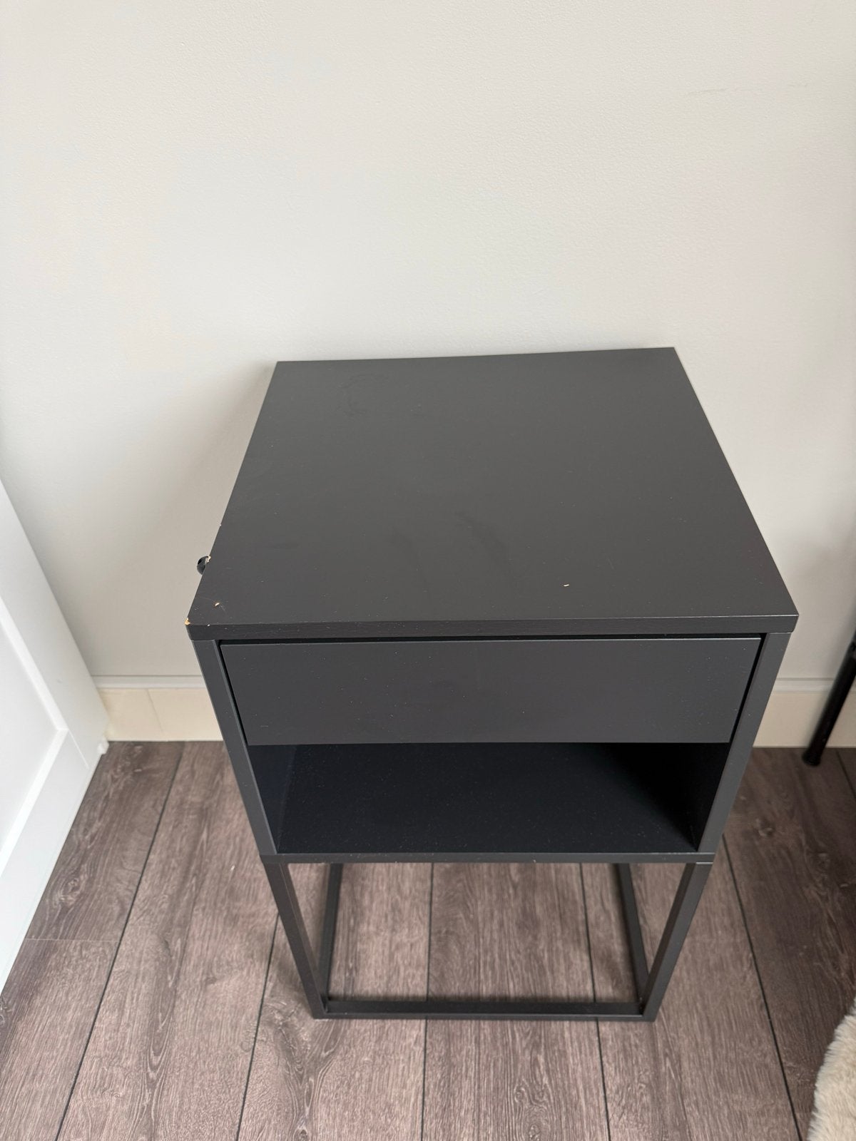 Ikea Vikhammer Zwart nachtkastje, Huis en Inrichting, Slaapkamer | Nachtkastjes, Ophalen, Minder dan 45 cm, Metaal of Aluminium