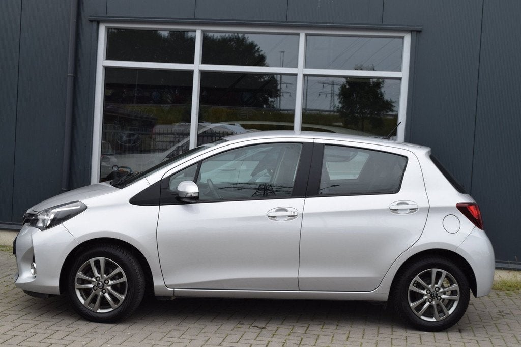 Toyota Yaris 1.3 VVT-i Lounge | Airco | Camera | APK 6-2027, Voorwielaandrijving, Euro 5, Stof, Zwart