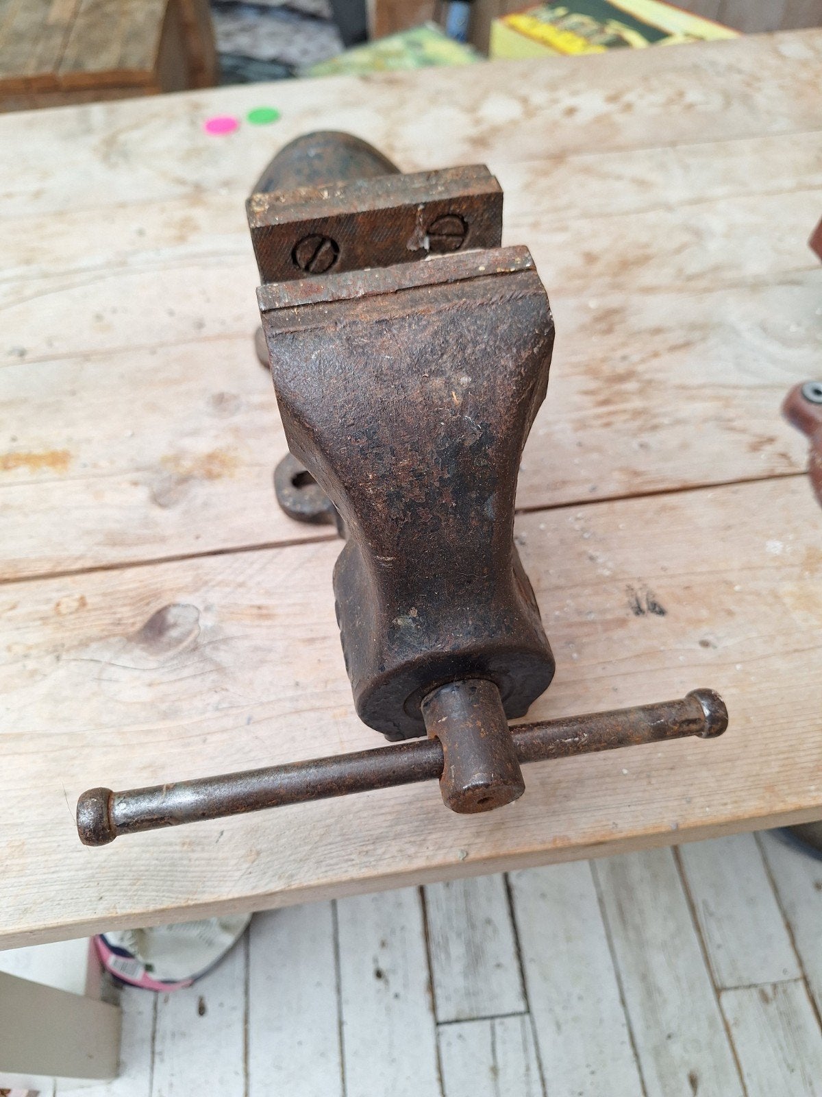Oude robuuste bankschroef - Vintage werkplaatsgereedschap, Antiek en Kunst, Ophalen of Verzenden