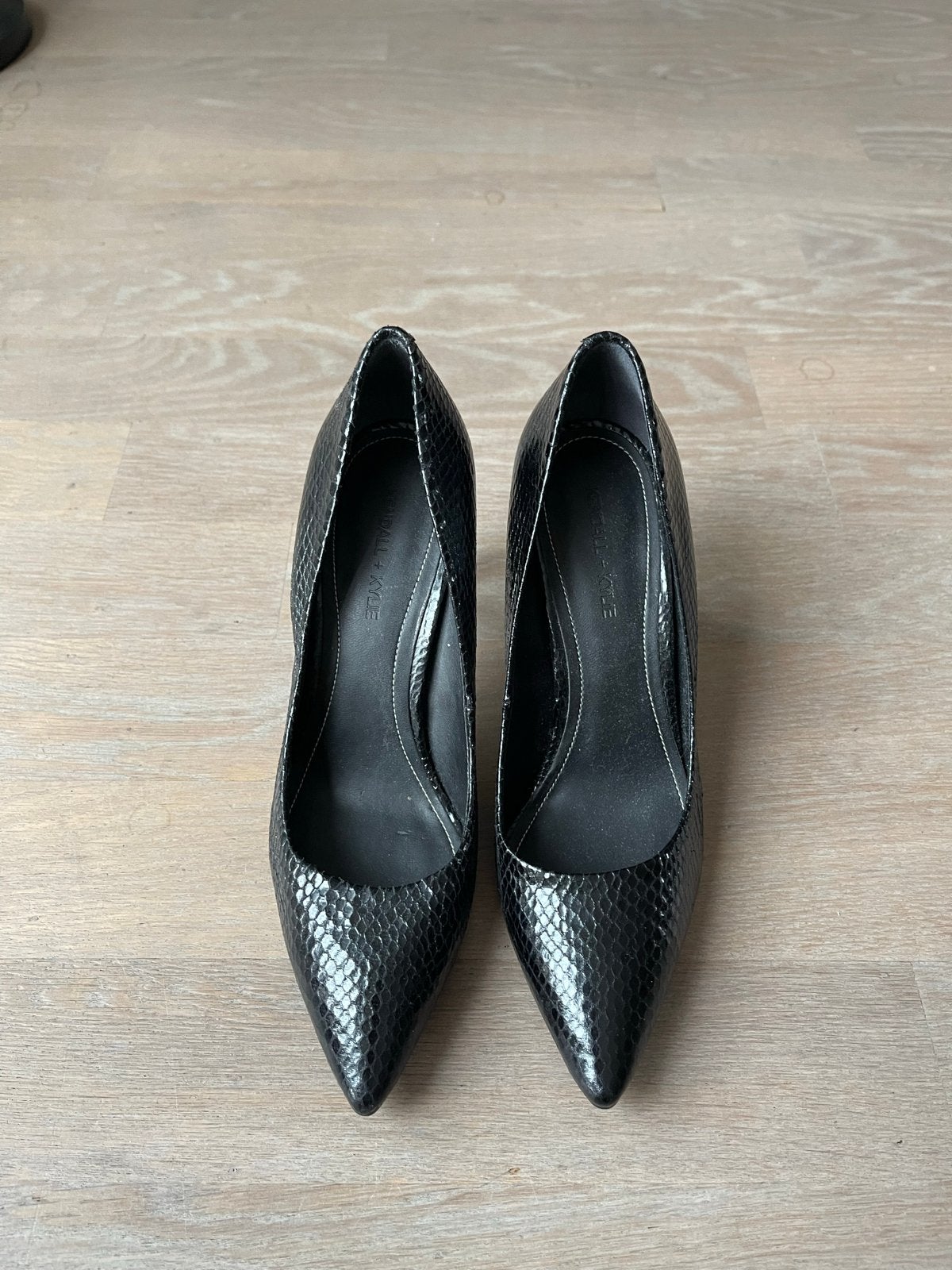 Kendall + Kylie zwarte pumps met slangenprint, maat 37, Ophalen of Verzenden, Zo goed als nieuw, Zwart, Pumps