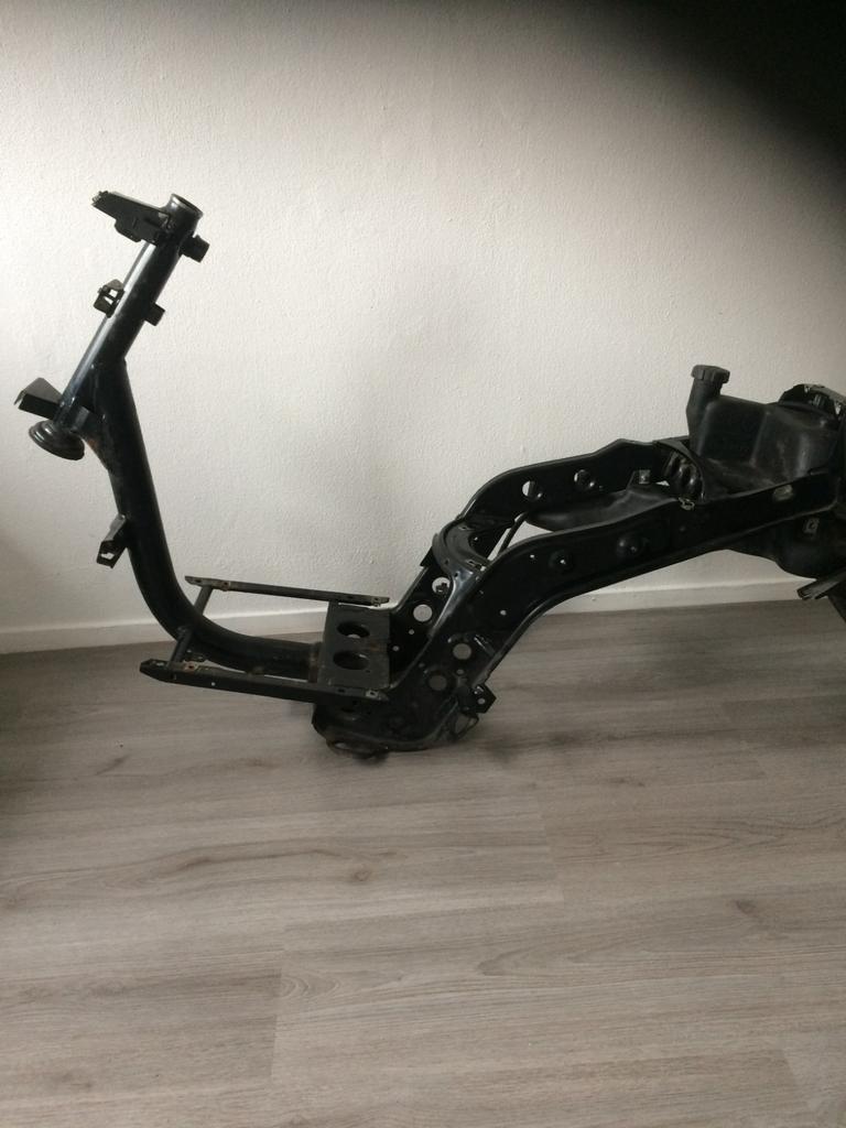 Piaggio zip 2017 brom FRAME MET KENTEKEN!!!!, Fietsen en Brommers, Scooters | Piaggio, Ophalen, Zo goed als nieuw, Zip
